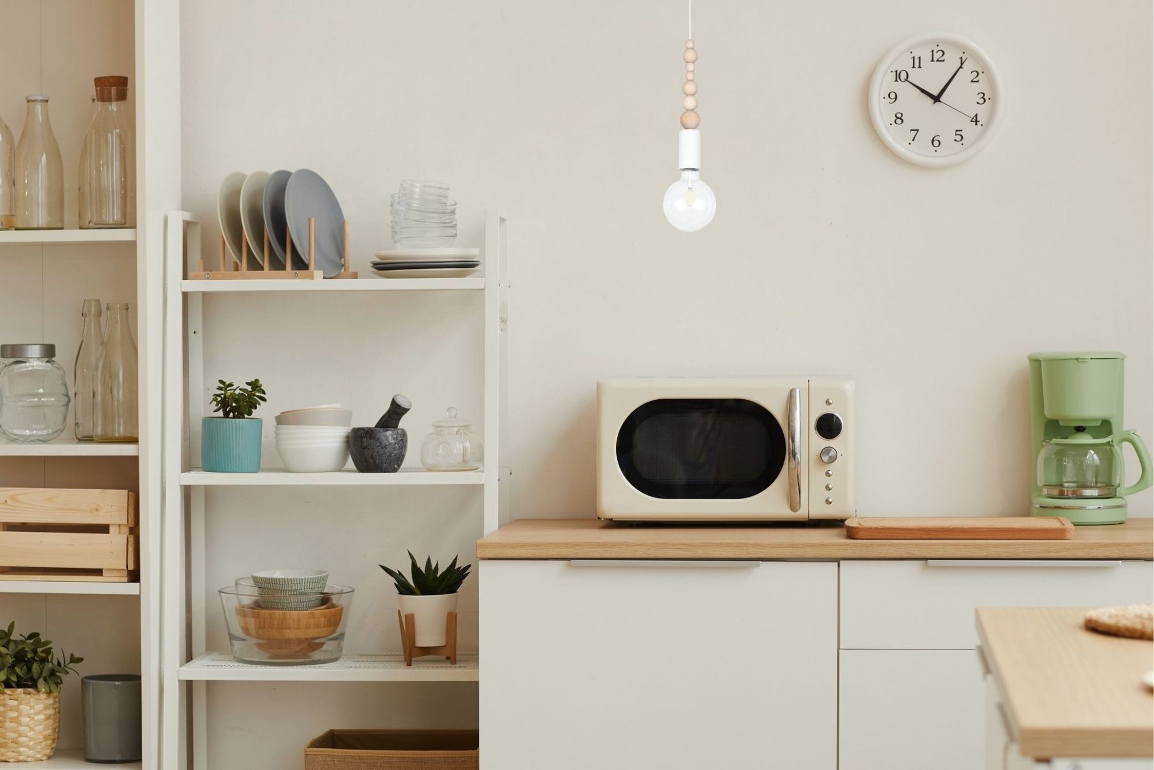 Hängelampe Holz Metall Weiß E27 Ø10 cm rund wohnlich Drinnen, Innenarchitektur, Mikrowelle, Pflanze, Regal