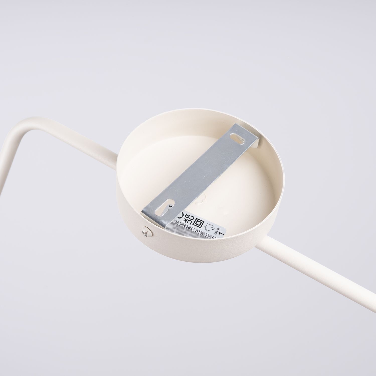 hängende lampe, deckenleuchte, metallhalterung, runder deckenkappe, weiß