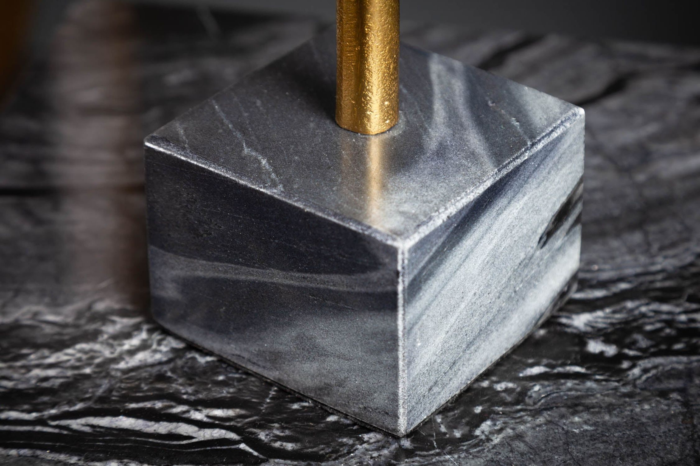 Dekostatue Totenkopf in Gold Schwarz H: 35 cm Metall Marmor