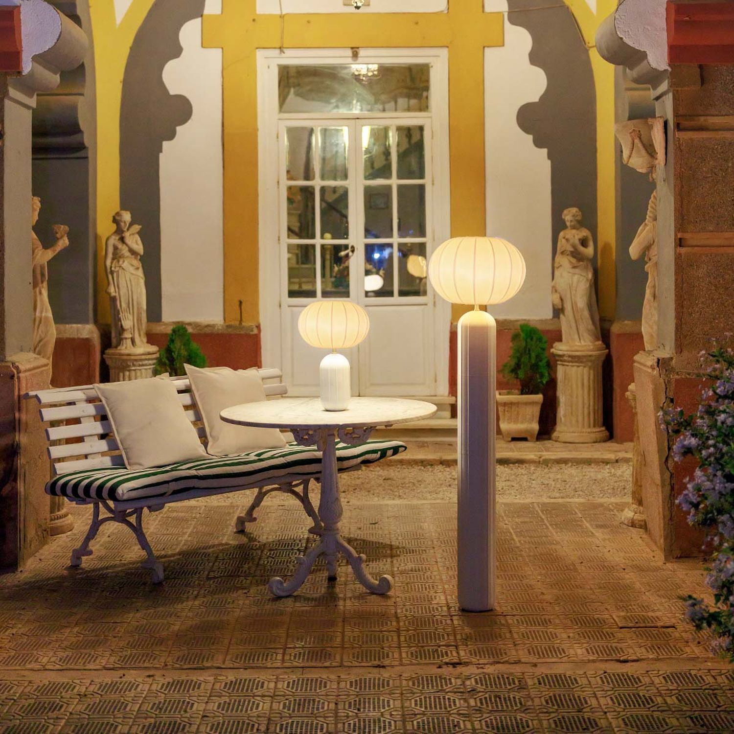 Gartenmöbel, Sitzbank, Tisch, Laterne, Lampenset