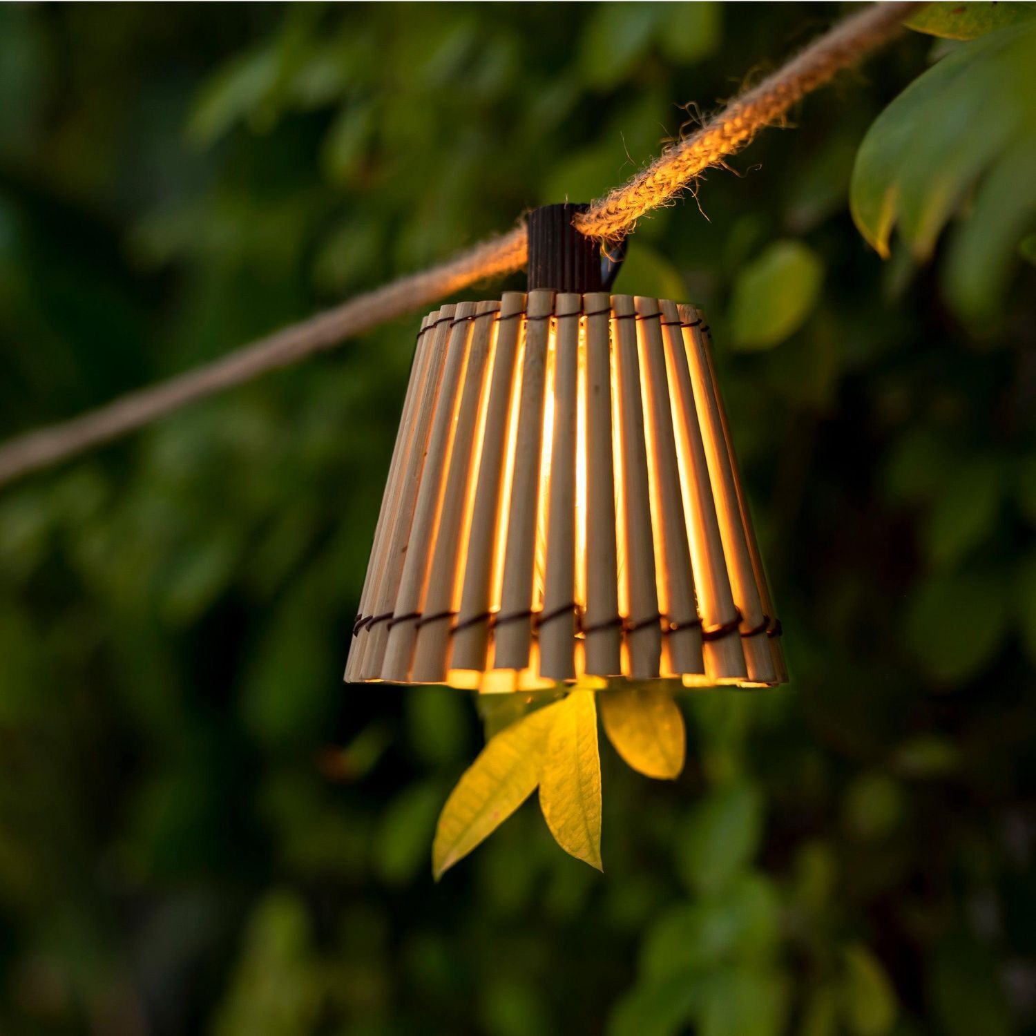 LED Lichterkette mit Stecker 5m IP44 2200K Bambus Outdoor LED Solarlichterkette 5m lang IP44 2200 K Bambus Schirme