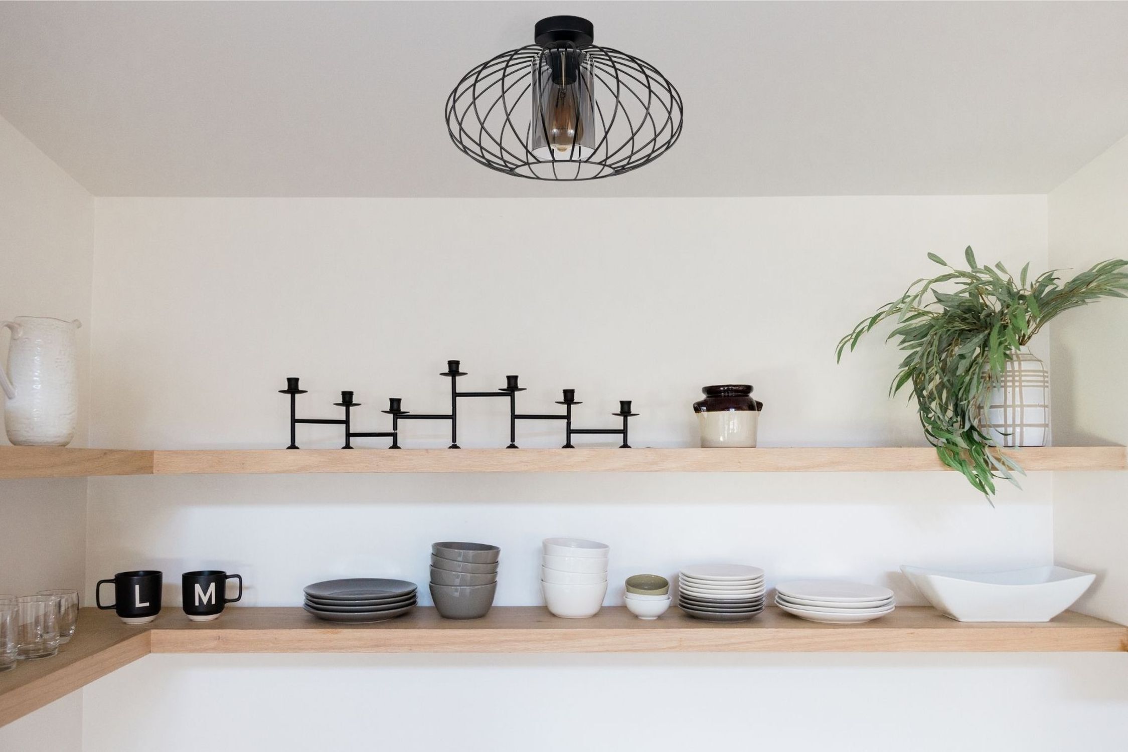 offene Regalfläche, Küchenutensilien, keramische Schalen, Vase, Pflanzen-Dekor