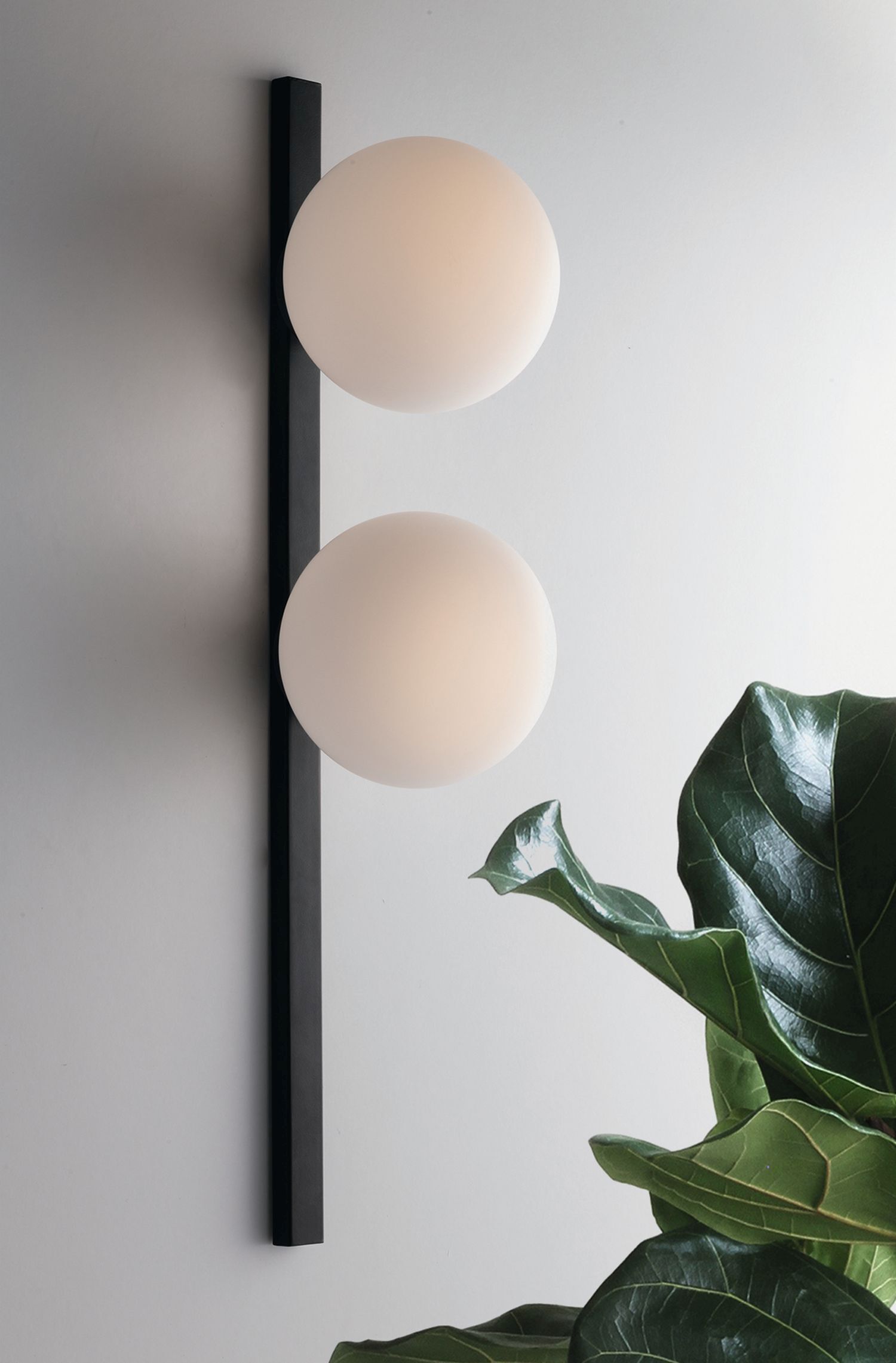 Wandlampe, Gesteckte Lämpchen, Gläserne Kugel-Leuchte, Schwarz Metallstange, Zweigpflanze