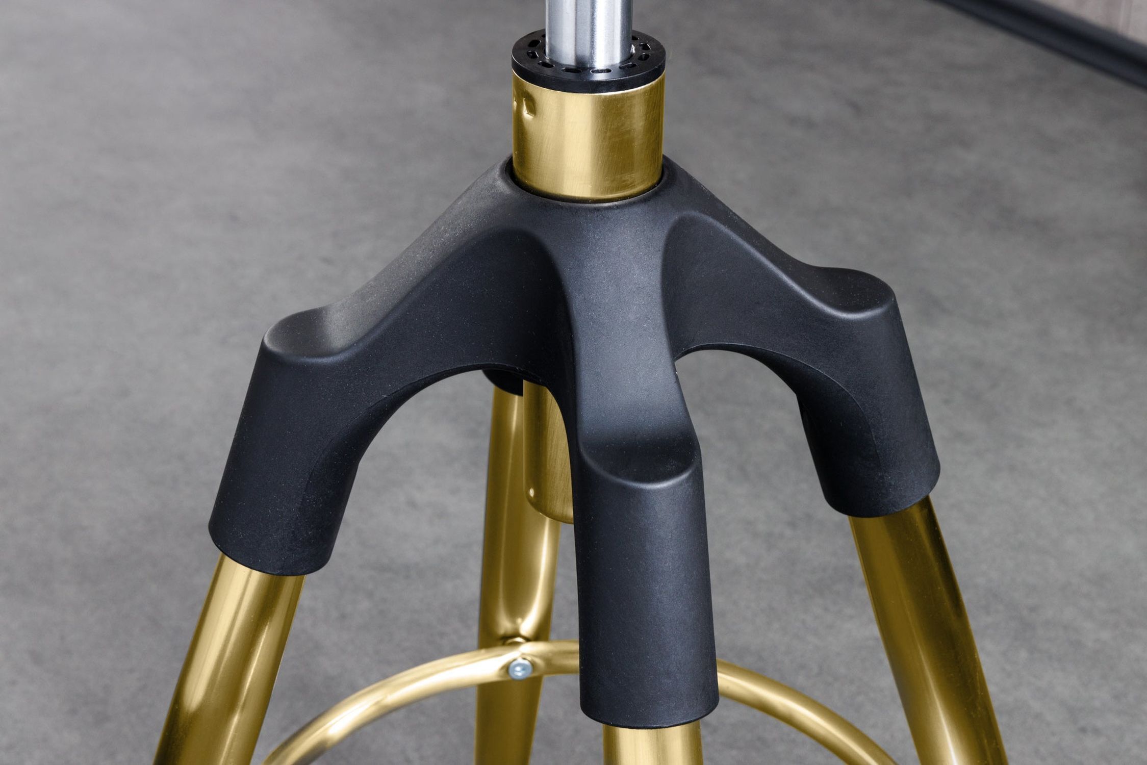 Barhocker höhenverstellbar Metall in Gold Schwarz Stativ, Mobiliar, Pistole, Waffe