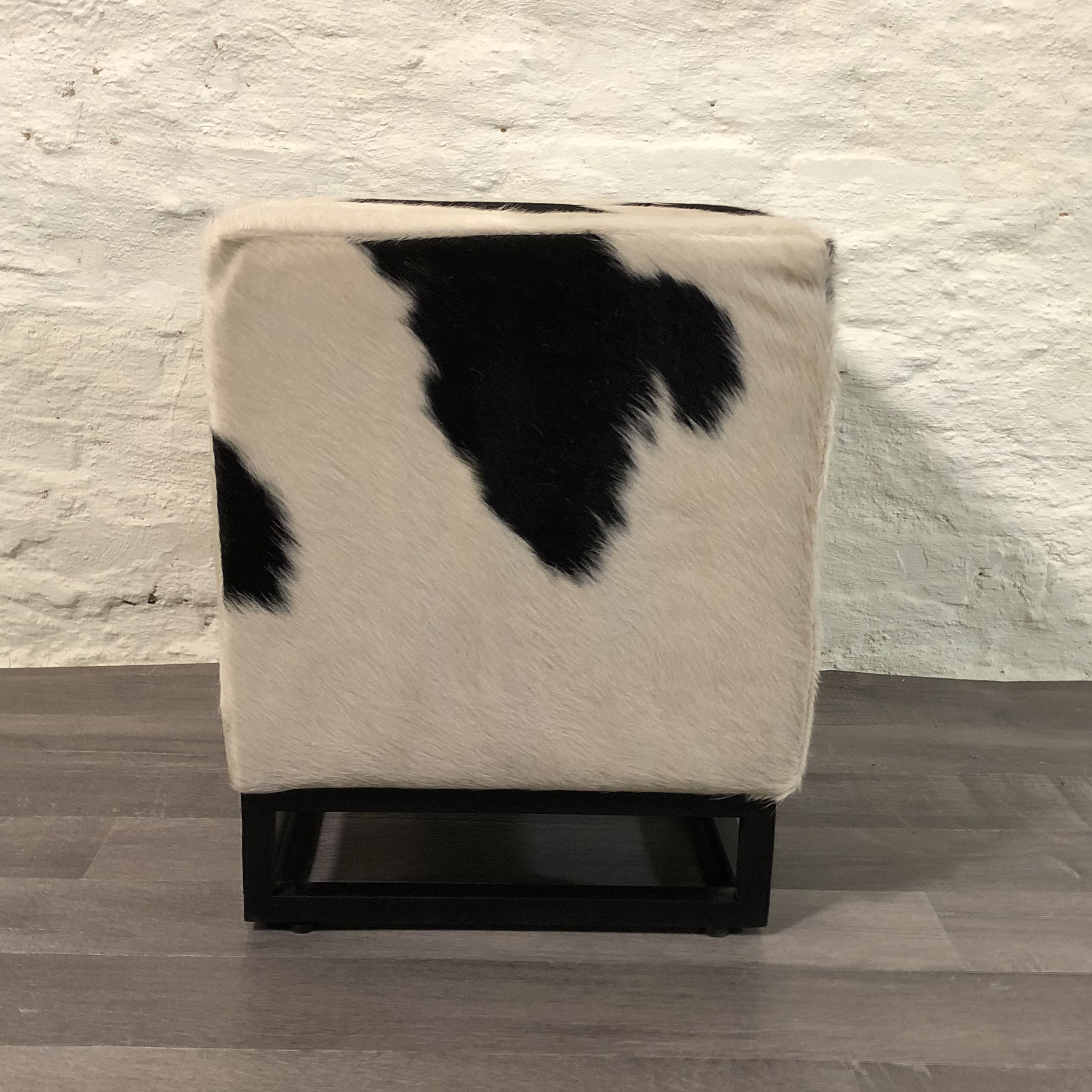 Hocker Kuhfell Metall Handarbeit 44x45 cm in Schwarz Weiß Moebel