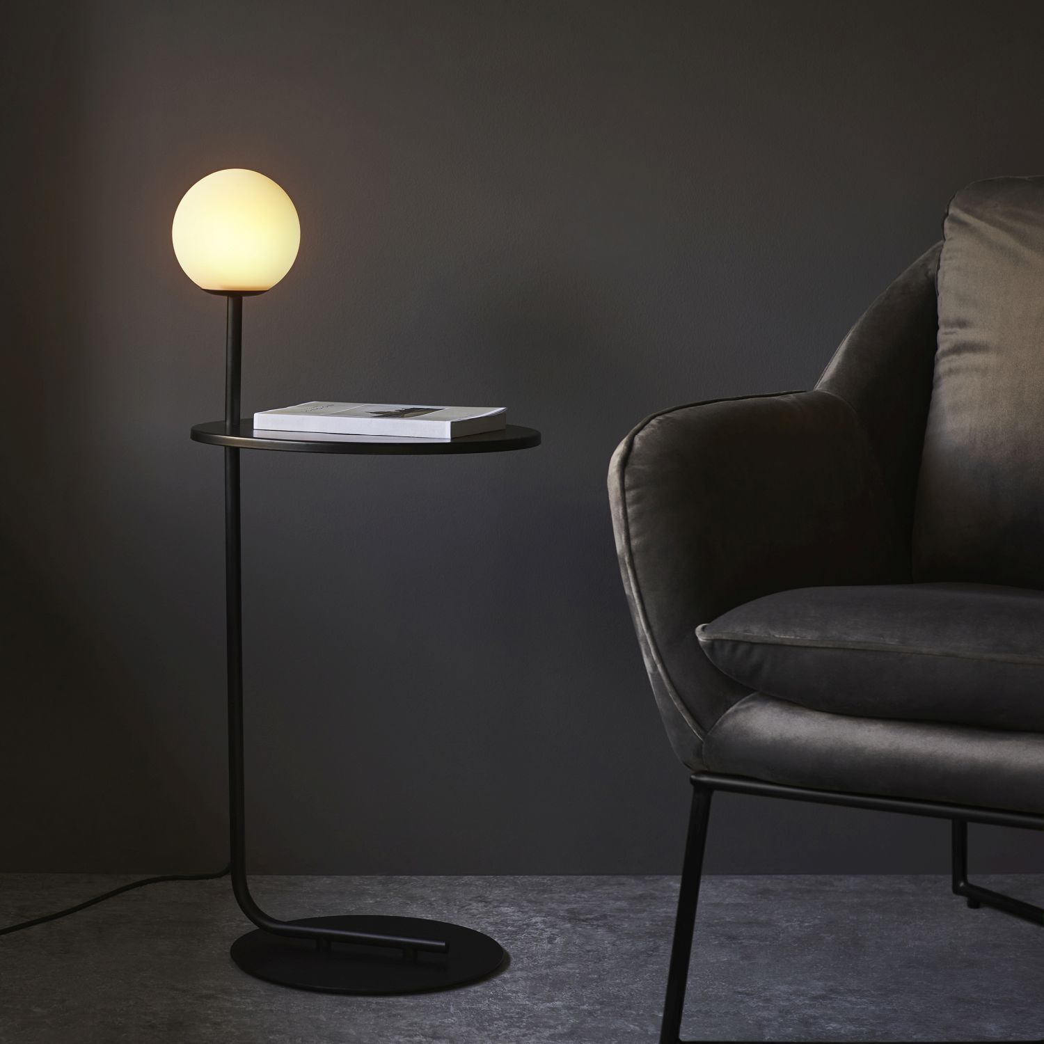 Bodenlampe mit Ablage Metall Glas 81 cm Schwarz Weiß G9
