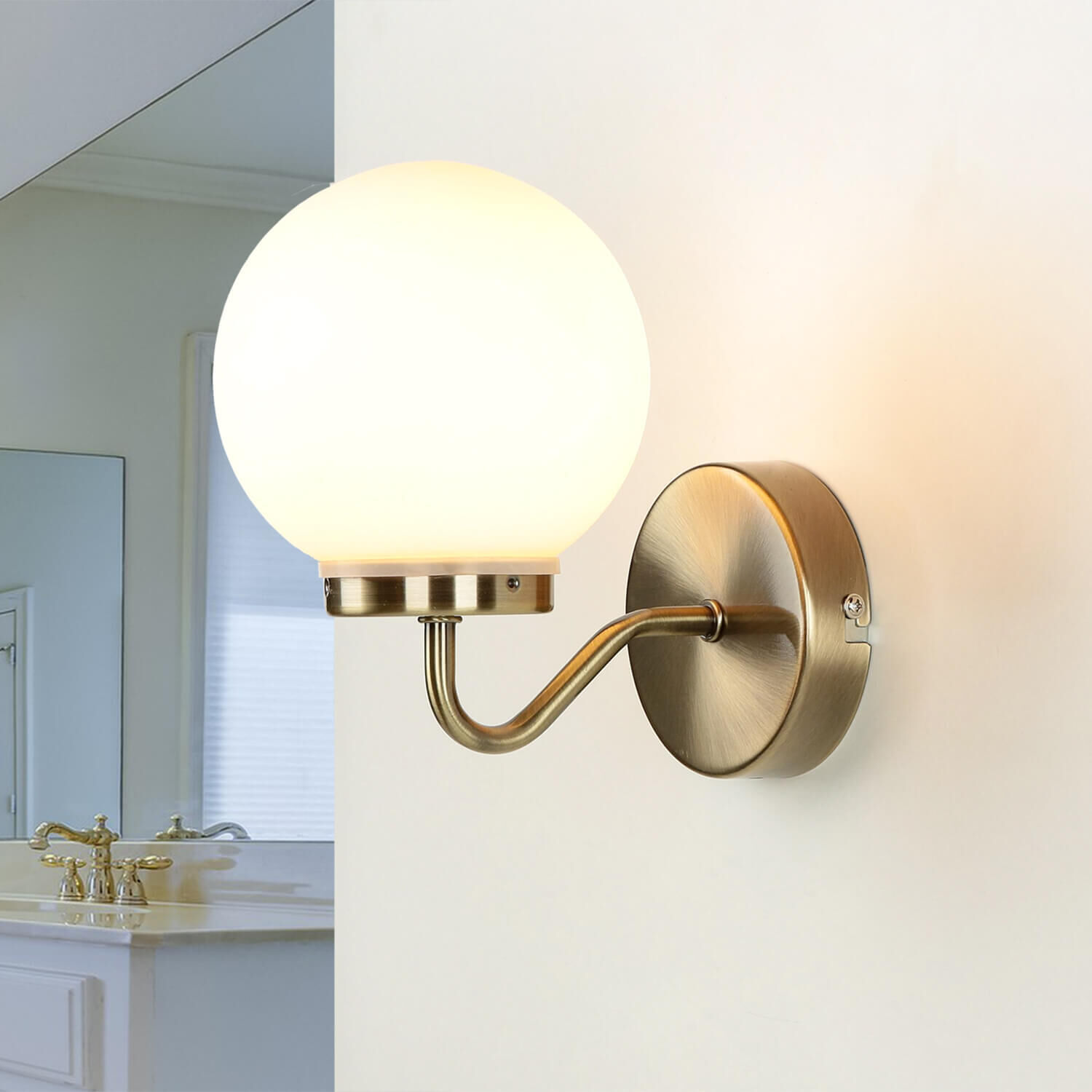 Kleine Badlampe IP44 in Bronze Weiß Kugel Schirm