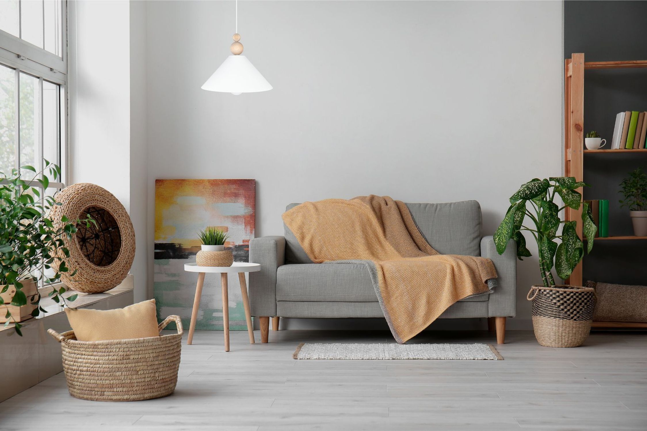 Weiße Hängeleuchte Holz Metall Ø26 cm rund E27 wohnlich sofa, wohnzimmer, beige-decken, graues-sofa, zimmerpflanze