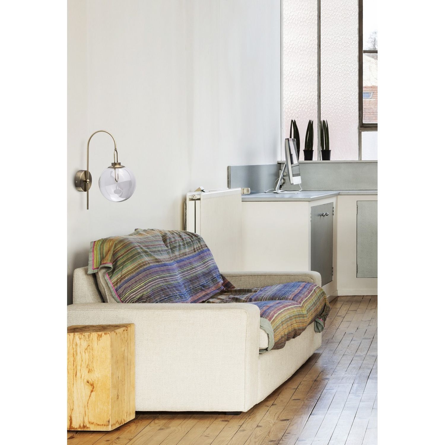 Edle LED Wandleuchte Glas Kugel Schirm in Messing Drinnen, Innenarchitektur, Kissen, Dekoration für Zuhause, Mobiliar