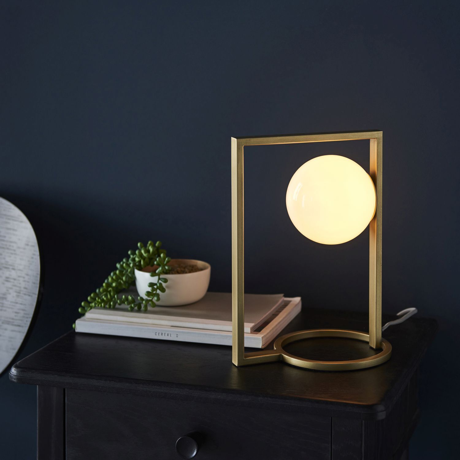 Tischlampe Glas Metall 30 cm in Gold Weiß Kugelschirm G9