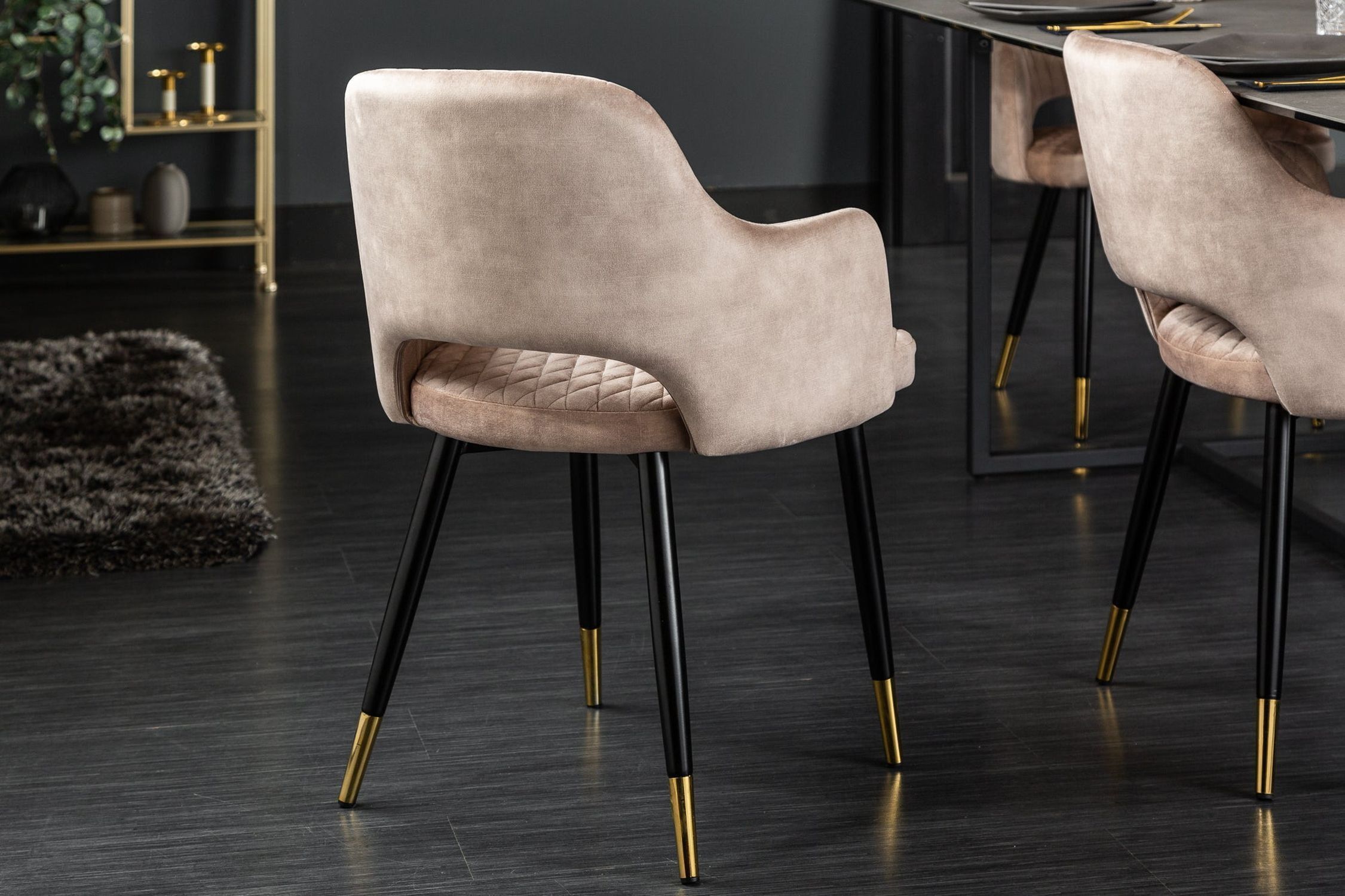 Esstischstuhl mit Armlehne Samt in Greige Schwarz Gold Moebel, Stuhl, Drinnen, Innenarchitektur, Fußboden