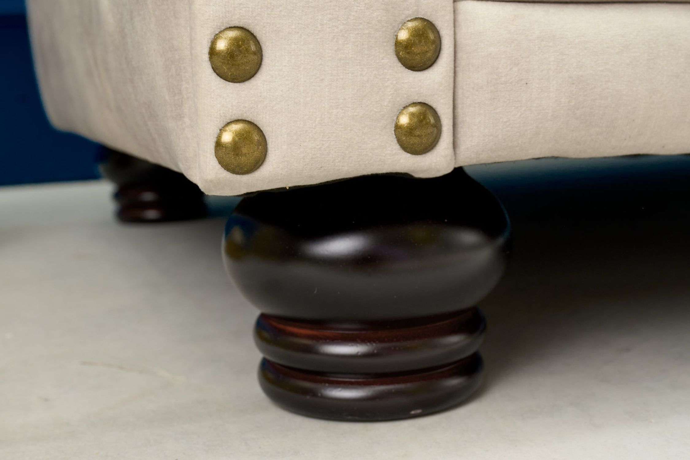 Sessel Samt Holz in Creme Beige Braun B: 110 cm Chesterfield Moebel, Tabelle