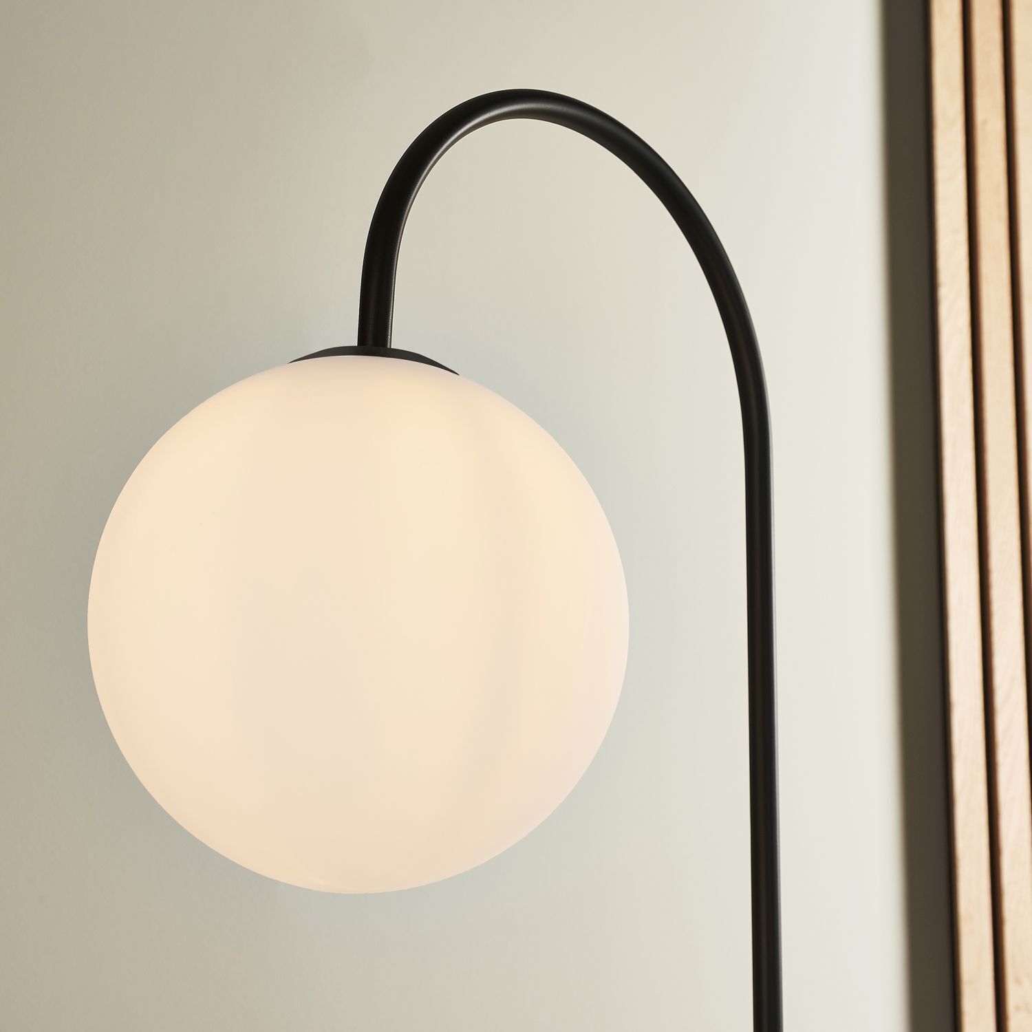 Stehlampe mit Ablage 175 cm hoch Metall Glas Schwarz Weiß E14