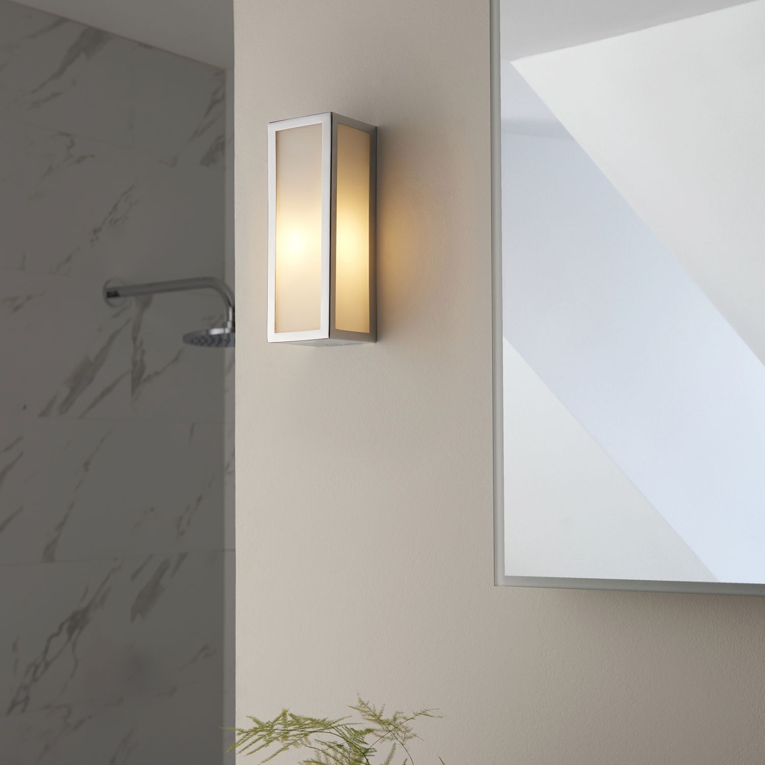 Badezimmerlampe Wand IP44 Glas Metall H: 21,5 cm Chrom Weiß G9