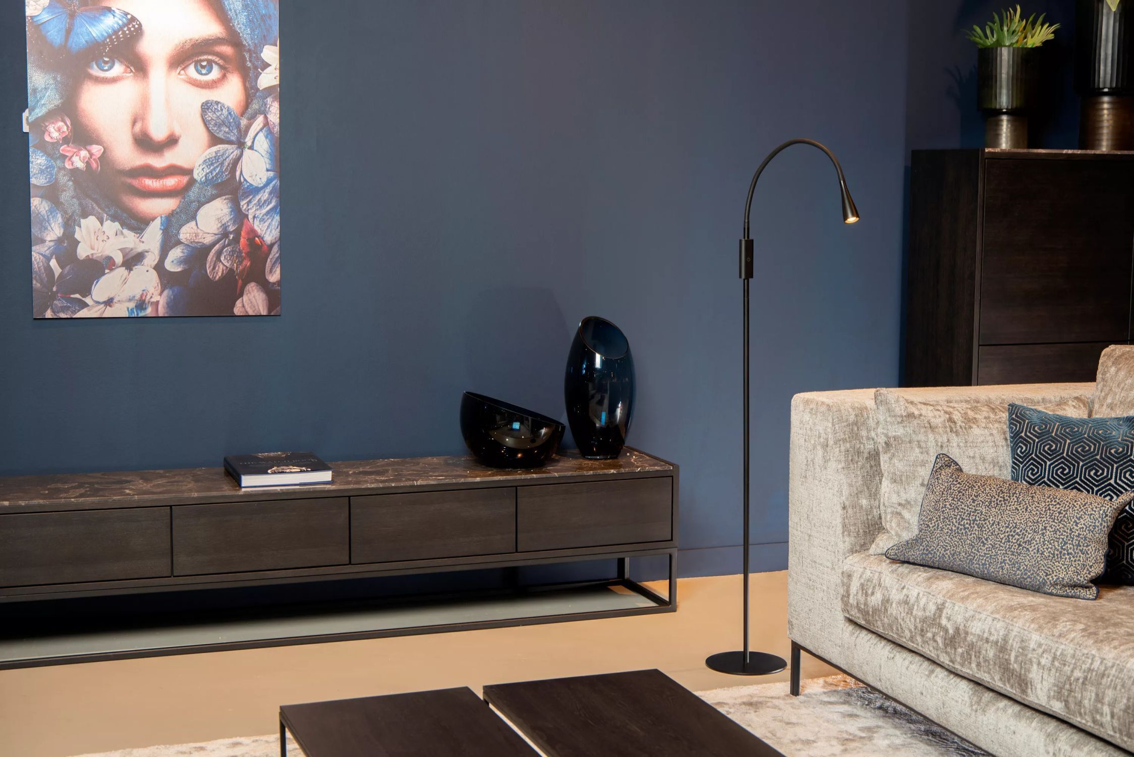 LED Stehlampe Schwarz dimmbar 145 cm 3000 K verstellbar Lampe, Stehlampe, Gesicht, Person, Buch