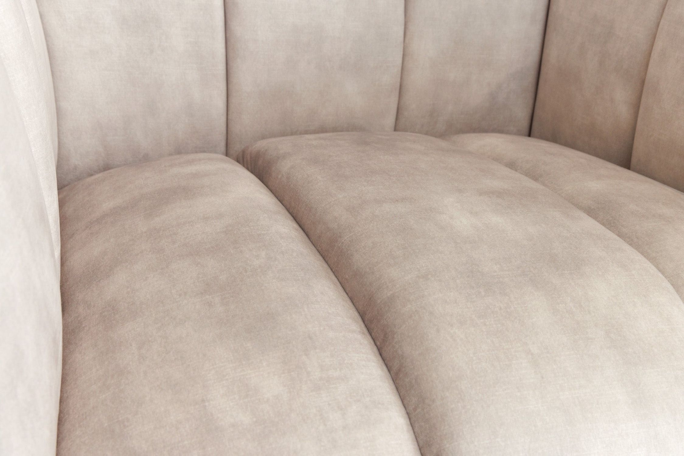 Samtsessel Beige Creme 105 cm breit Ziernähte Retro Dekoration für Zuhause, Leinen, Kissen, Couch, Mobiliar