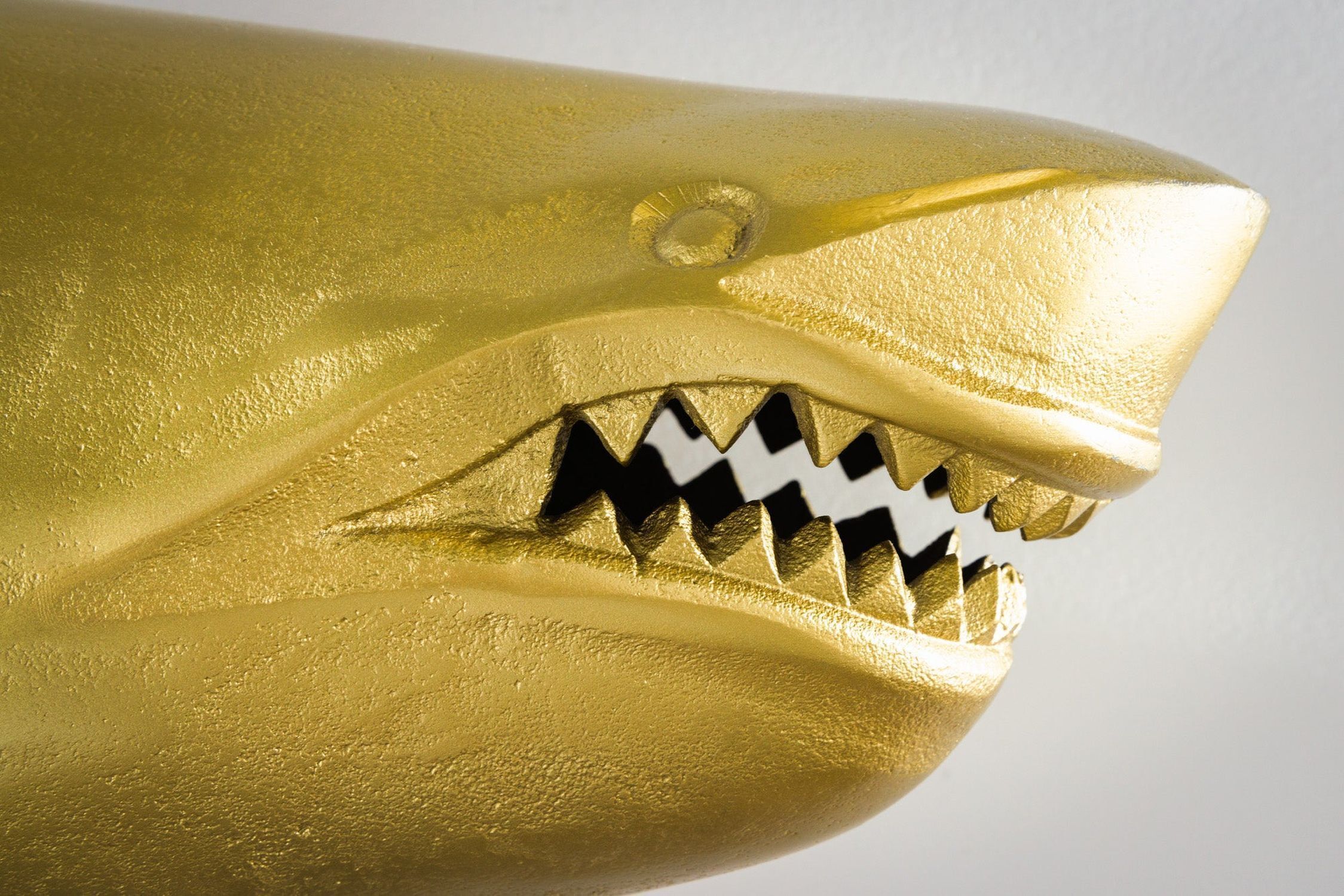 Deko Wand Metall Hai Fisch 105 cm lang in Gold Maritim