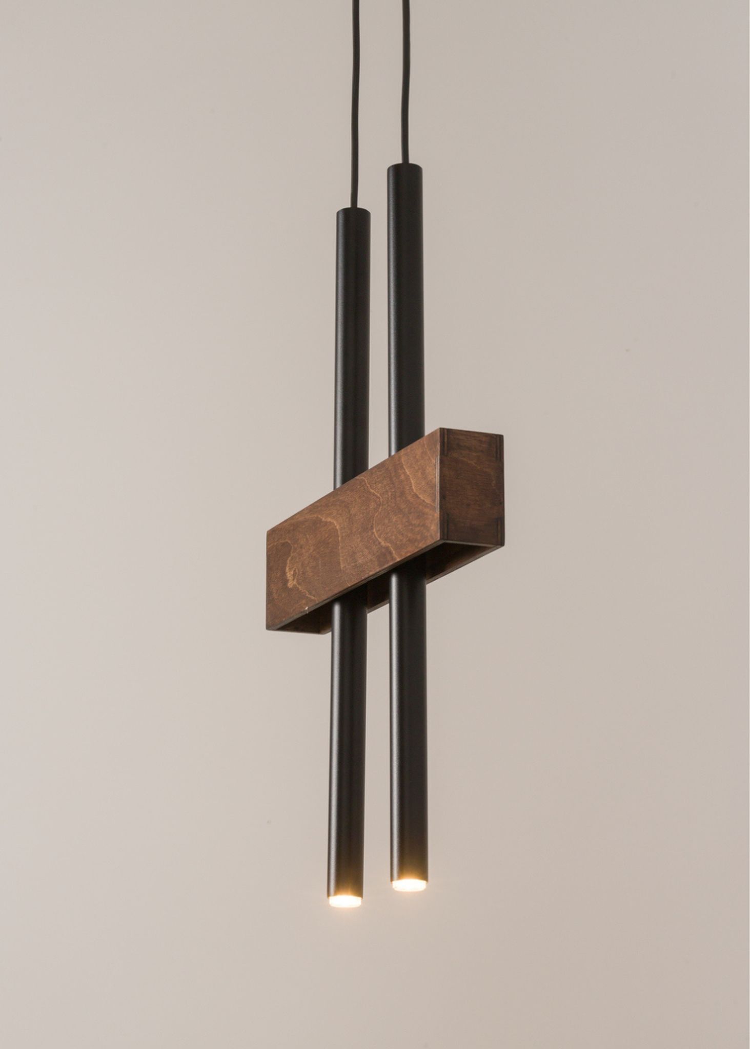 Lange Hängelampe Metall Holz Schwarz 2-flammig 31 cm