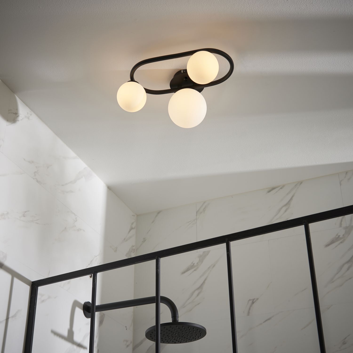 Badezimmerlampe Decke Glas Metall IP44 Schwarz Weiß 3x G9