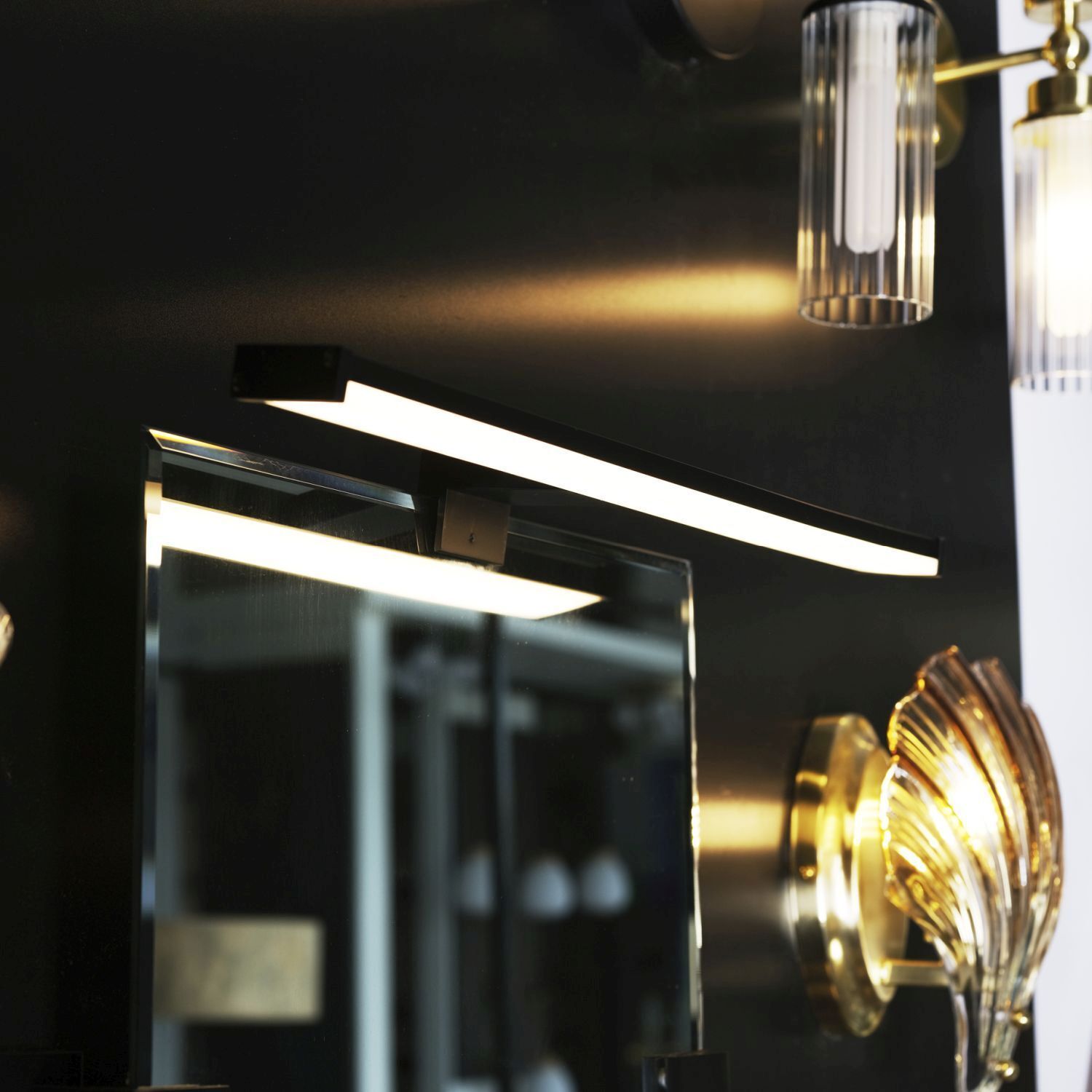 Schwarze LED Spiegelleuchte Aluminium IP44 9 W 3000 K