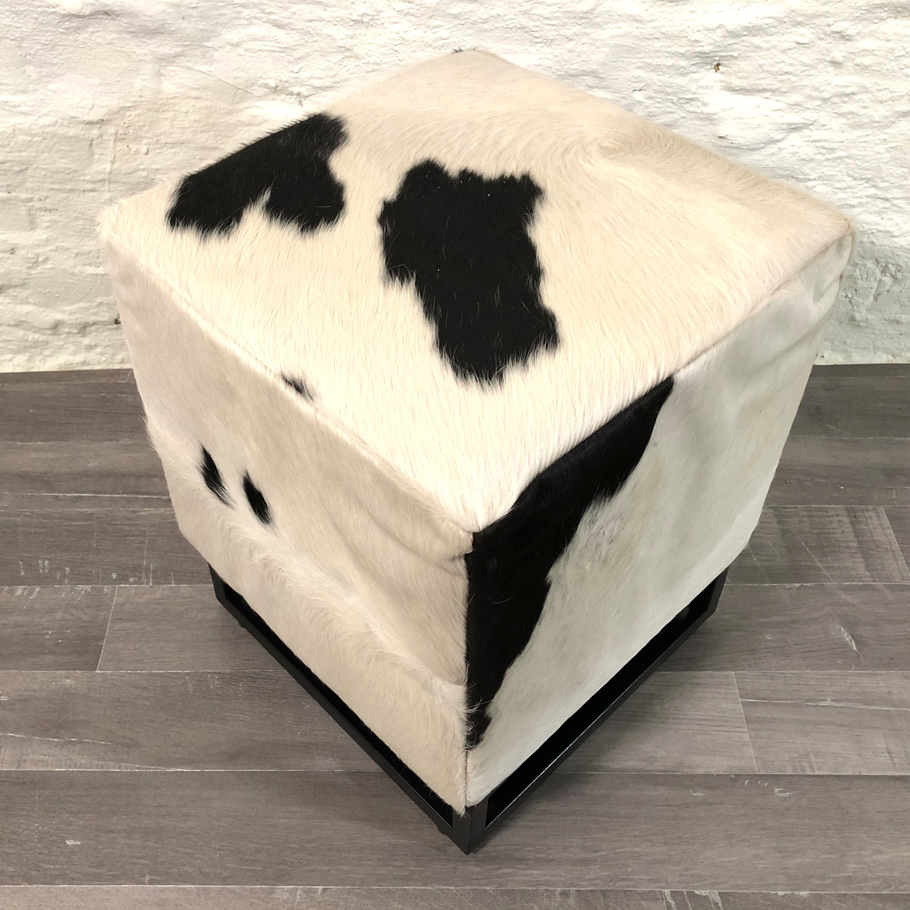 Hocker Kuhfell Metall Handarbeit 44x45 cm in Schwarz Weiß Moebel, Osmanisch