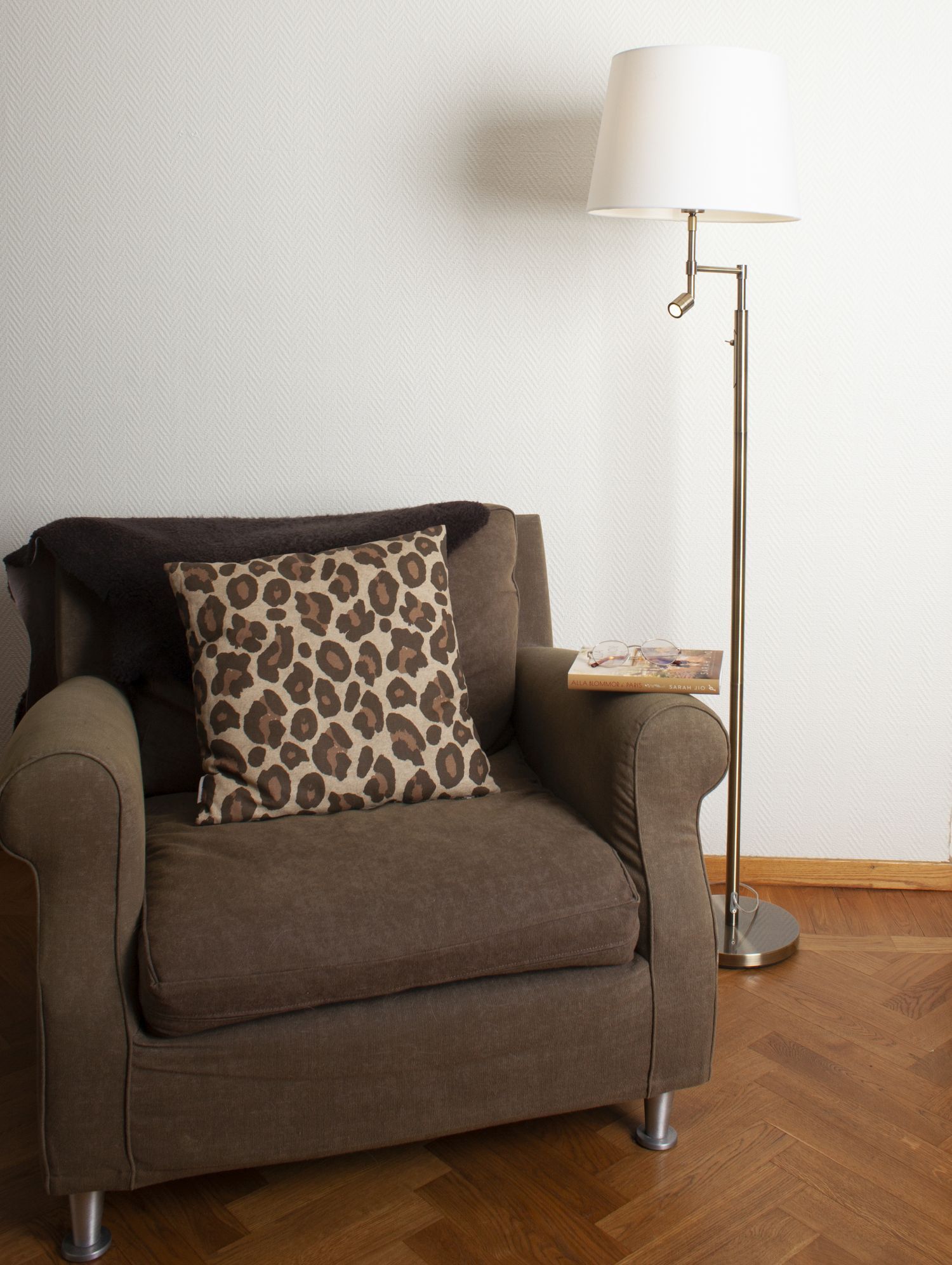 Lampe, Stuhl, Mobiliar, Kissen, Sessel