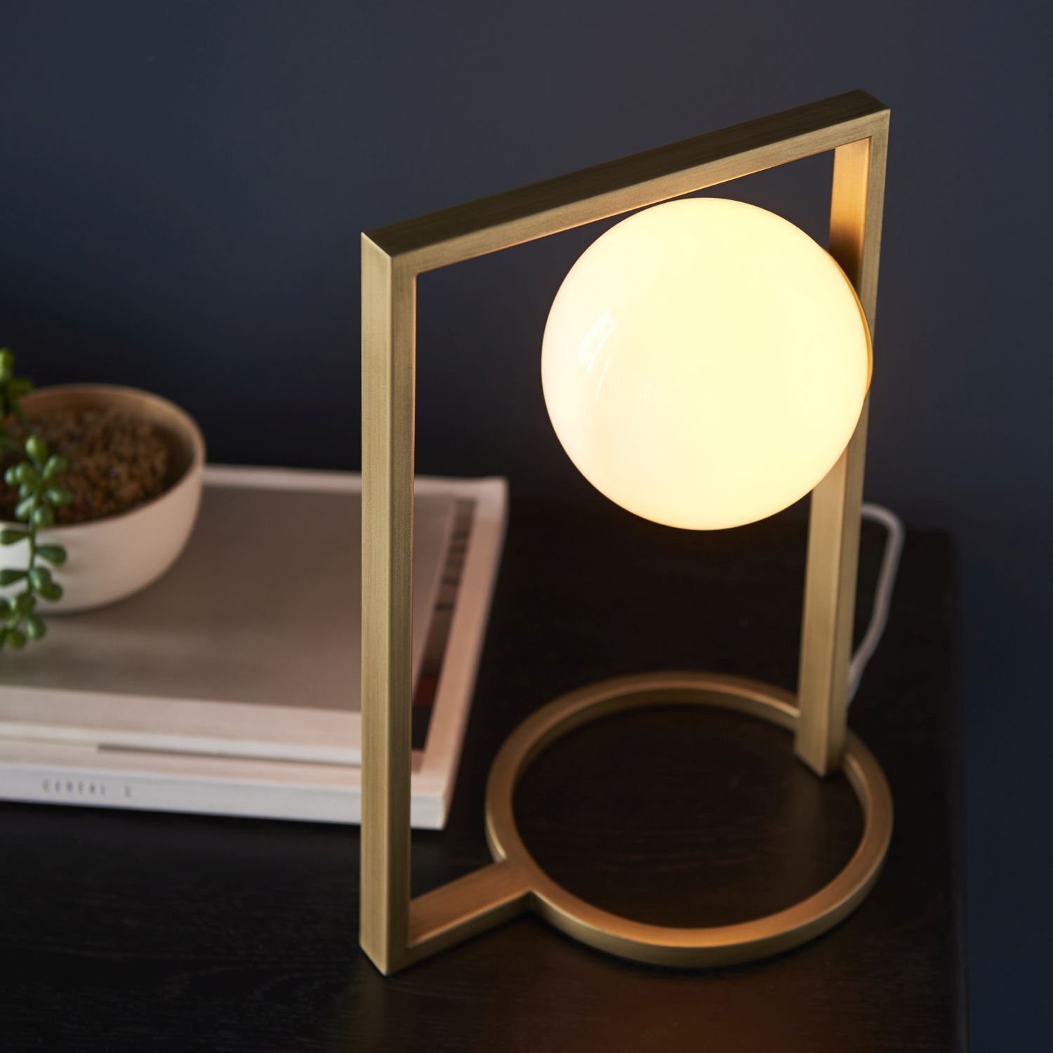 Tischlampe Glas Metall 30 cm in Gold Weiß Kugelschirm G9
