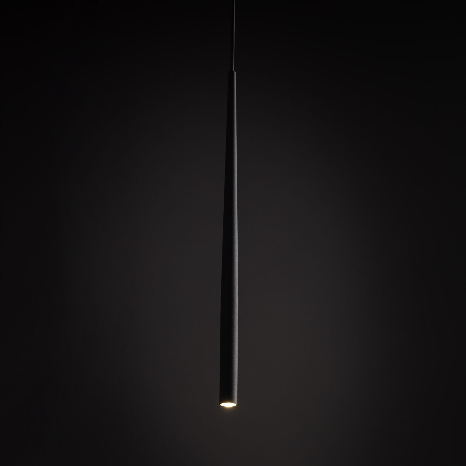 Schwarze Pendelleuchte Metall Ø 5,2cm schmal höhenverstellbar