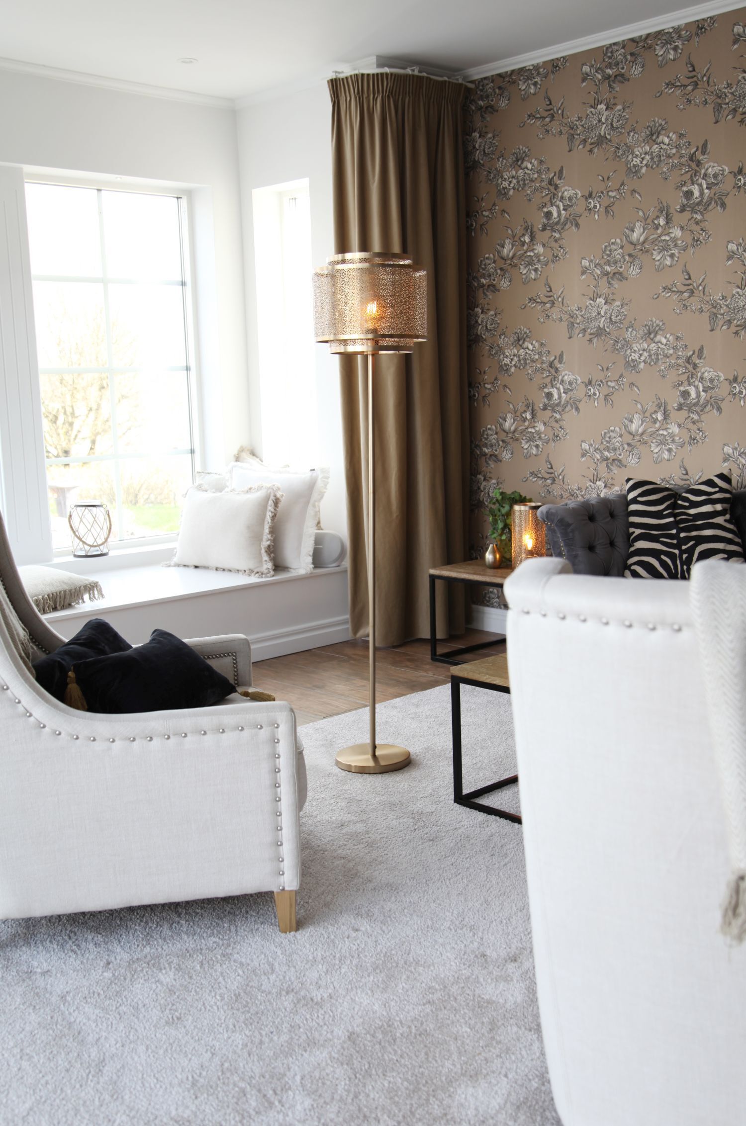 Wohnzimmer, Stehlampe, Goldfarben, Blumenmuster-Wandtapete, Sessel