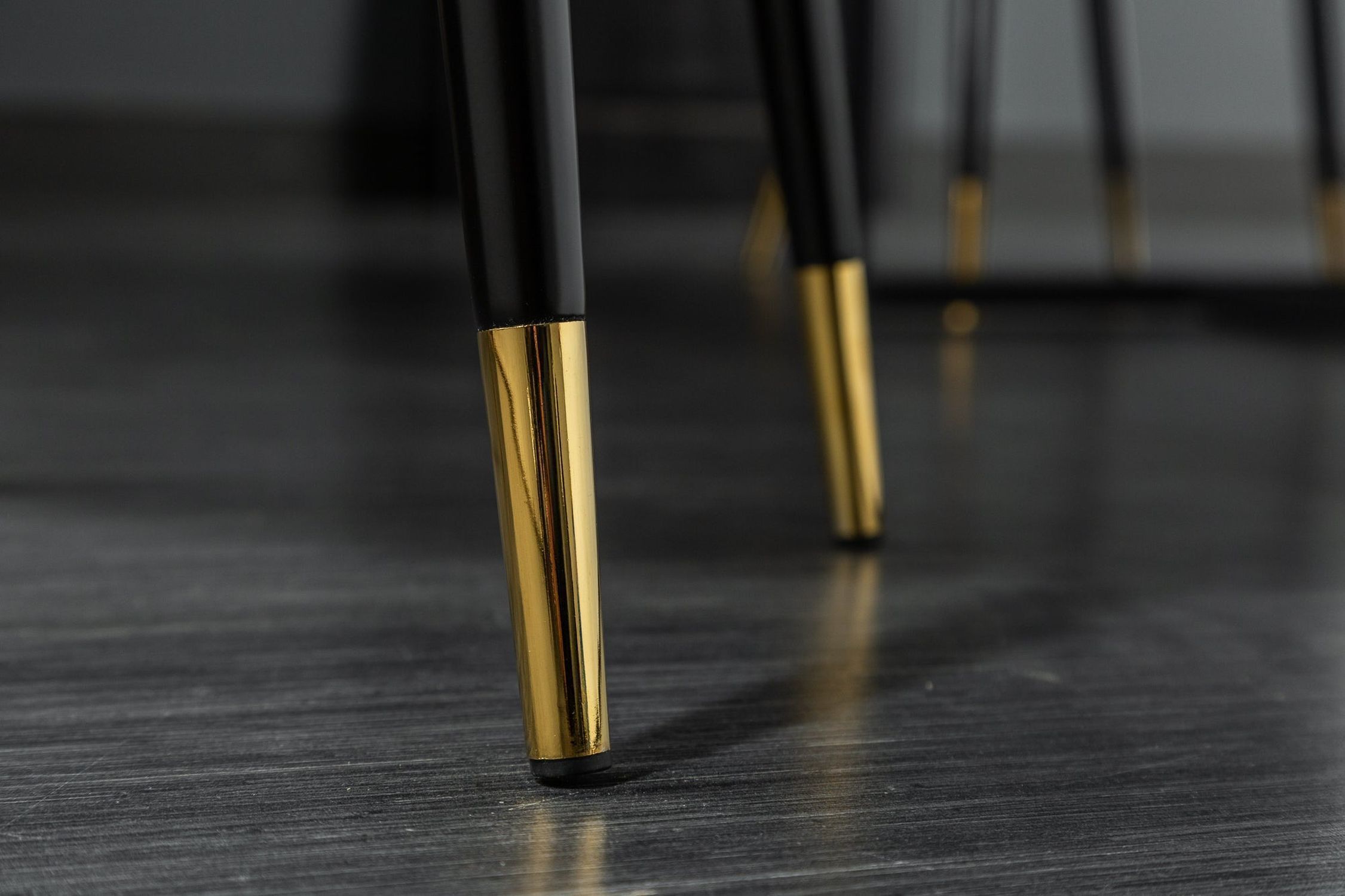 Esstischstuhl mit Armlehne Samt in Greige Schwarz Gold Fußboden, Bodenbeläge