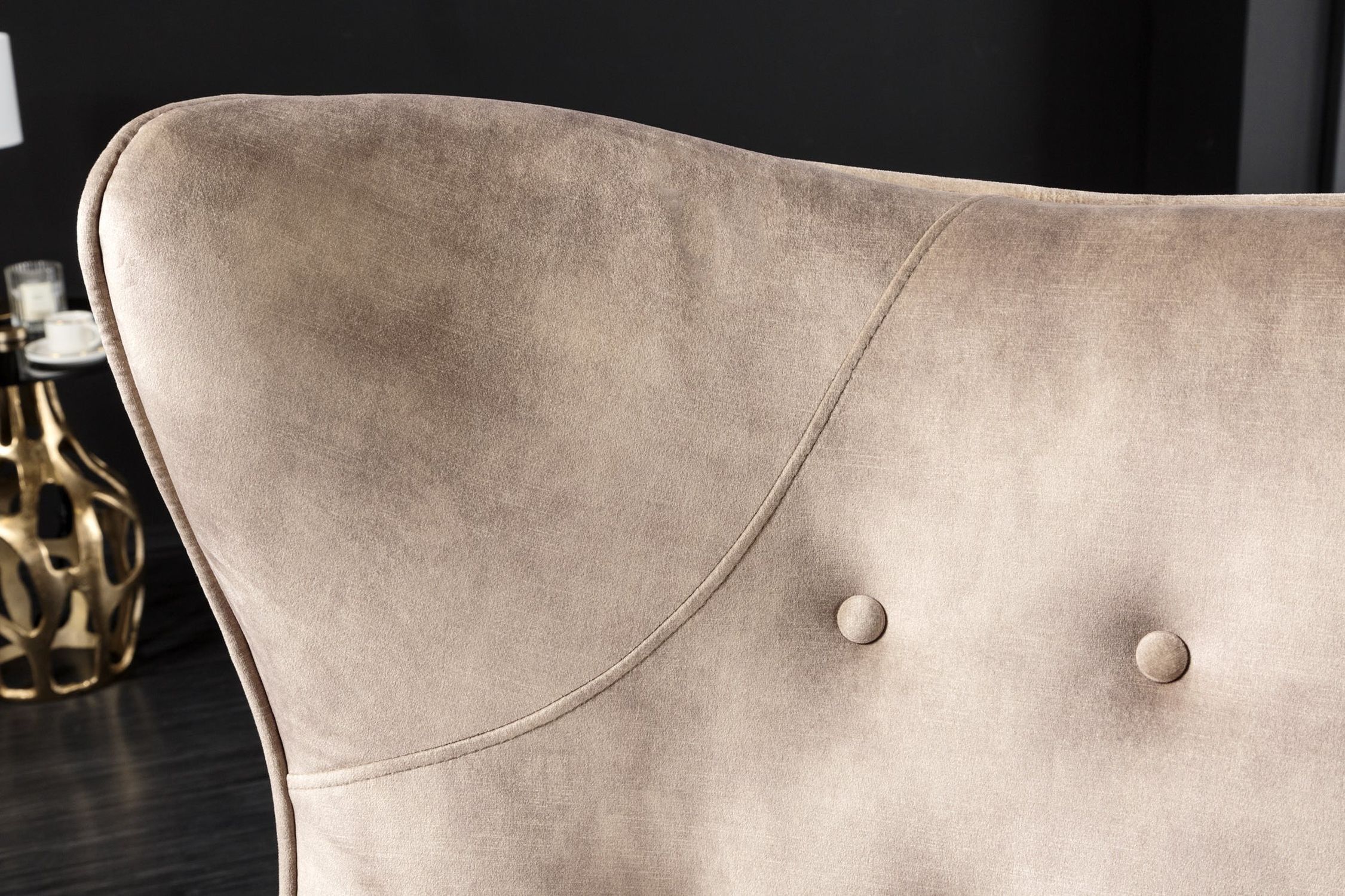 Ohrensessel Samt Beige Creme mit Armlehne Chesterfield Kissen, Dekoration für Zuhause, Tasse, Teller