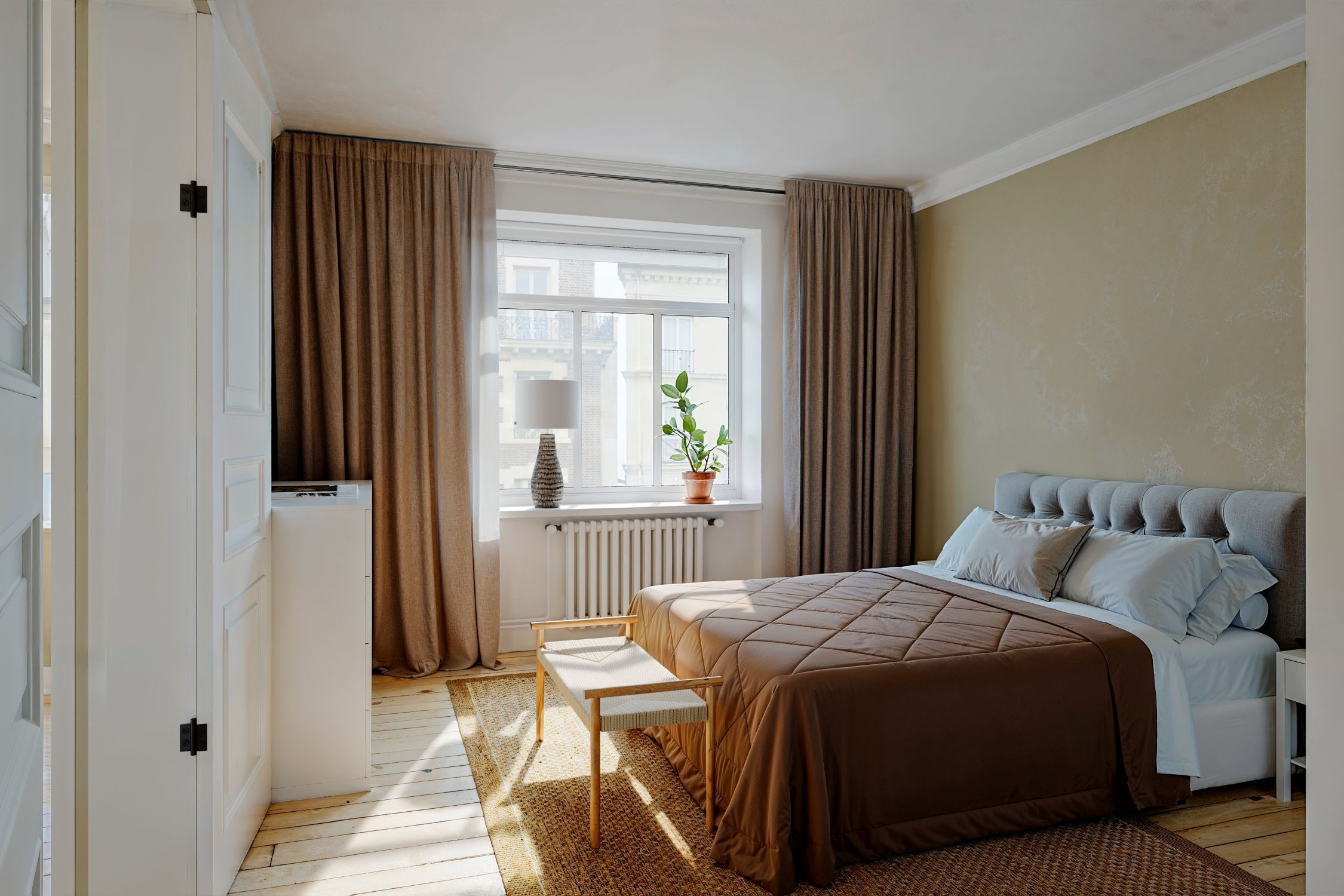 Nachttischlampe Stoff Keramik 74 cm hoch Braun Weiß E27 Drinnen, Innenarchitektur, Inneneinrichtung, Pflanze, Teppich