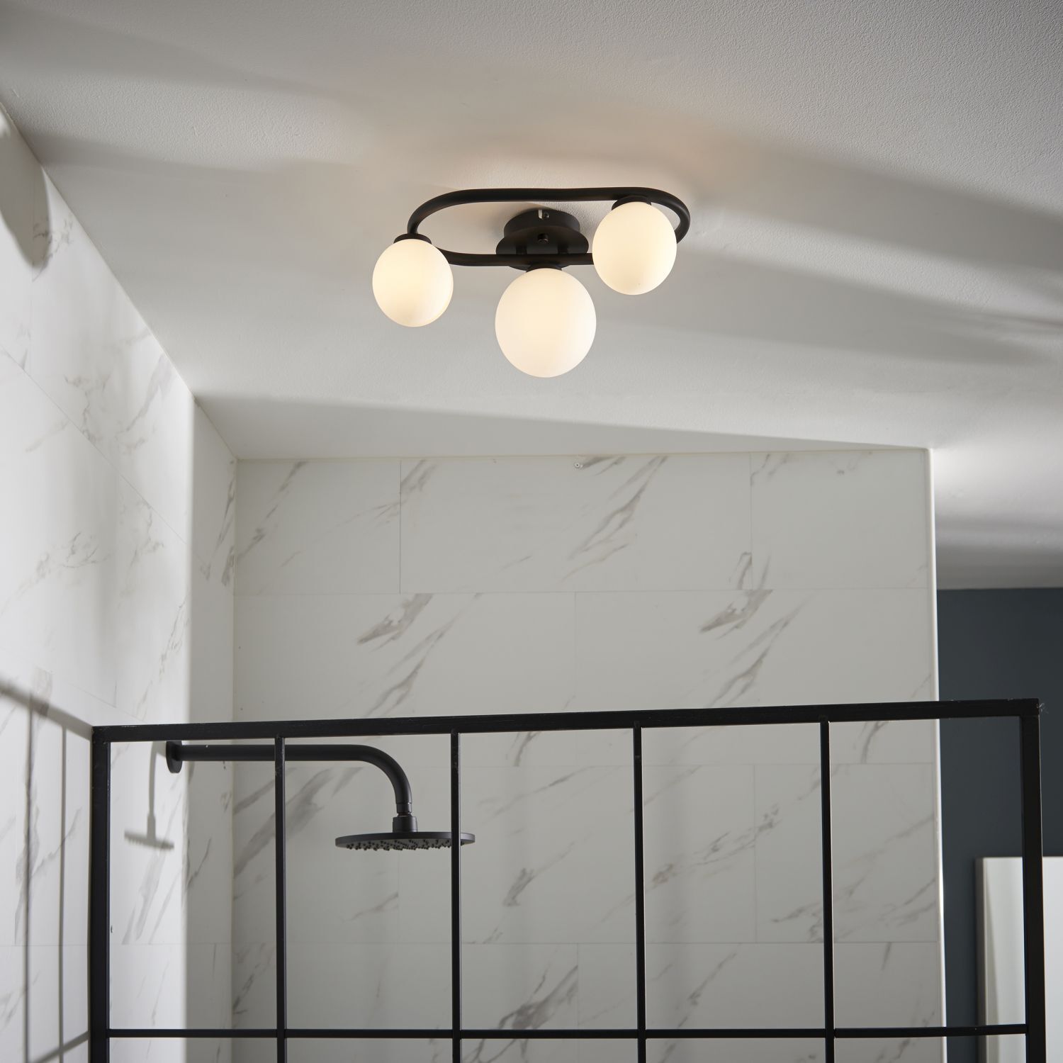 Badezimmerlampe Decke Glas Metall IP44 Schwarz Weiß 3x G9