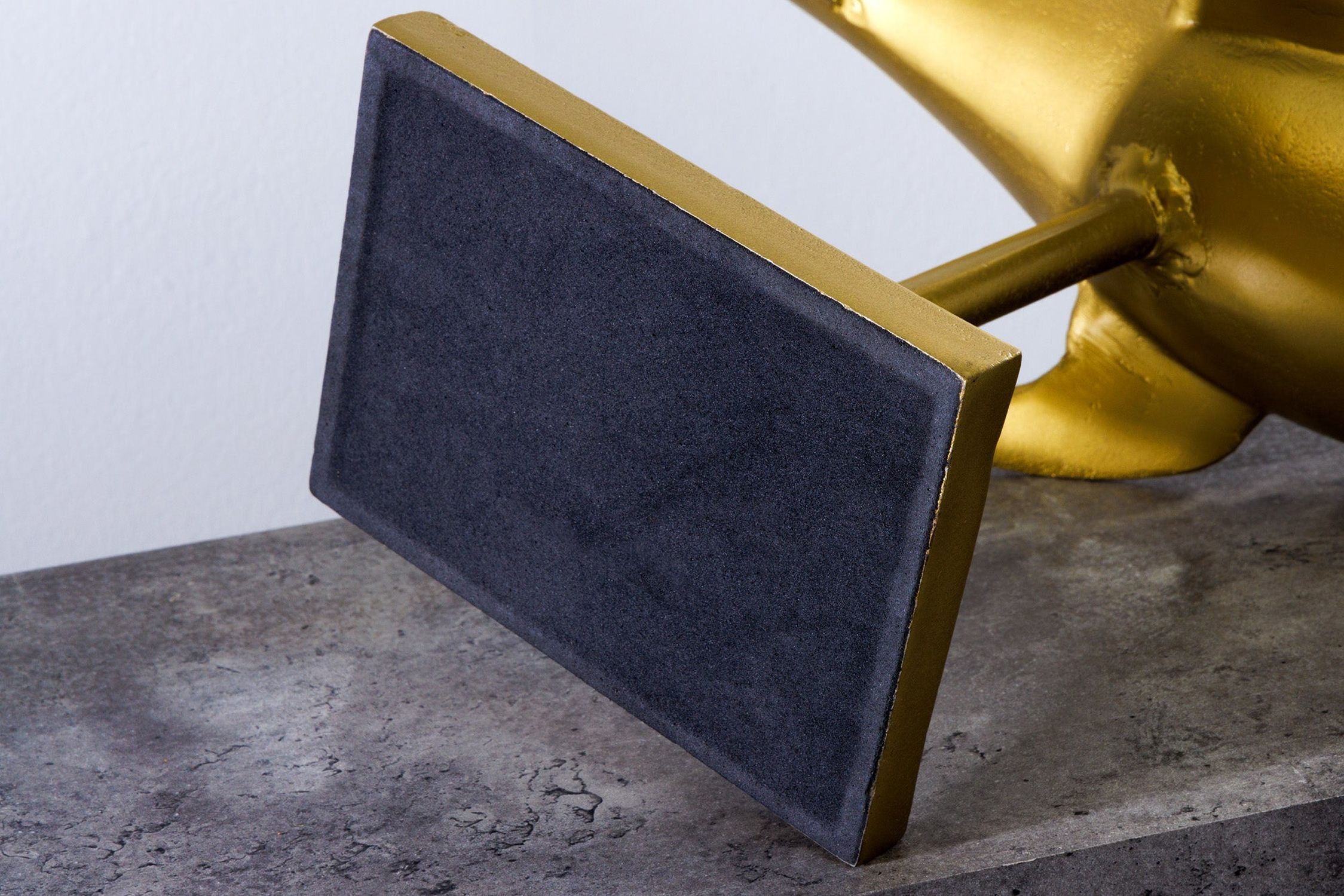 Dekostatue Metall Hai Fisch in Gold 103 cm lang Handarbeit Drinnen, Innenarchitektur