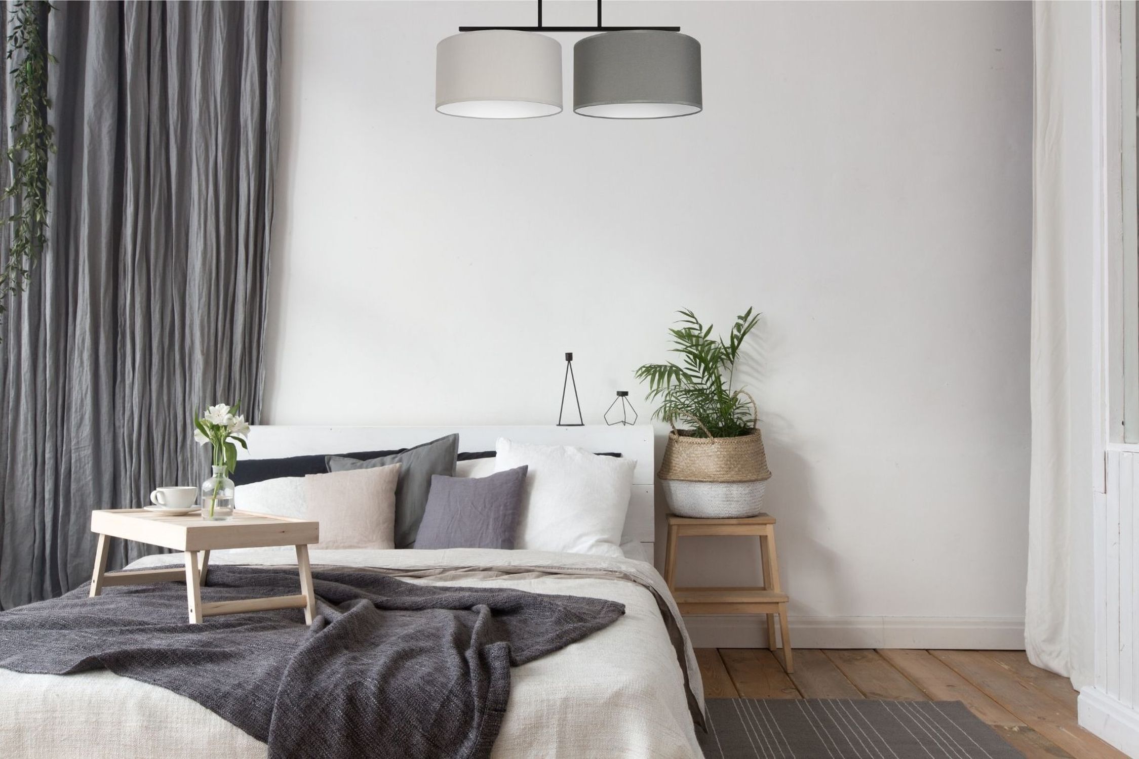 Dekoration für Zuhause, Lampe, Pflanze, Kissen, Innenarchitektur