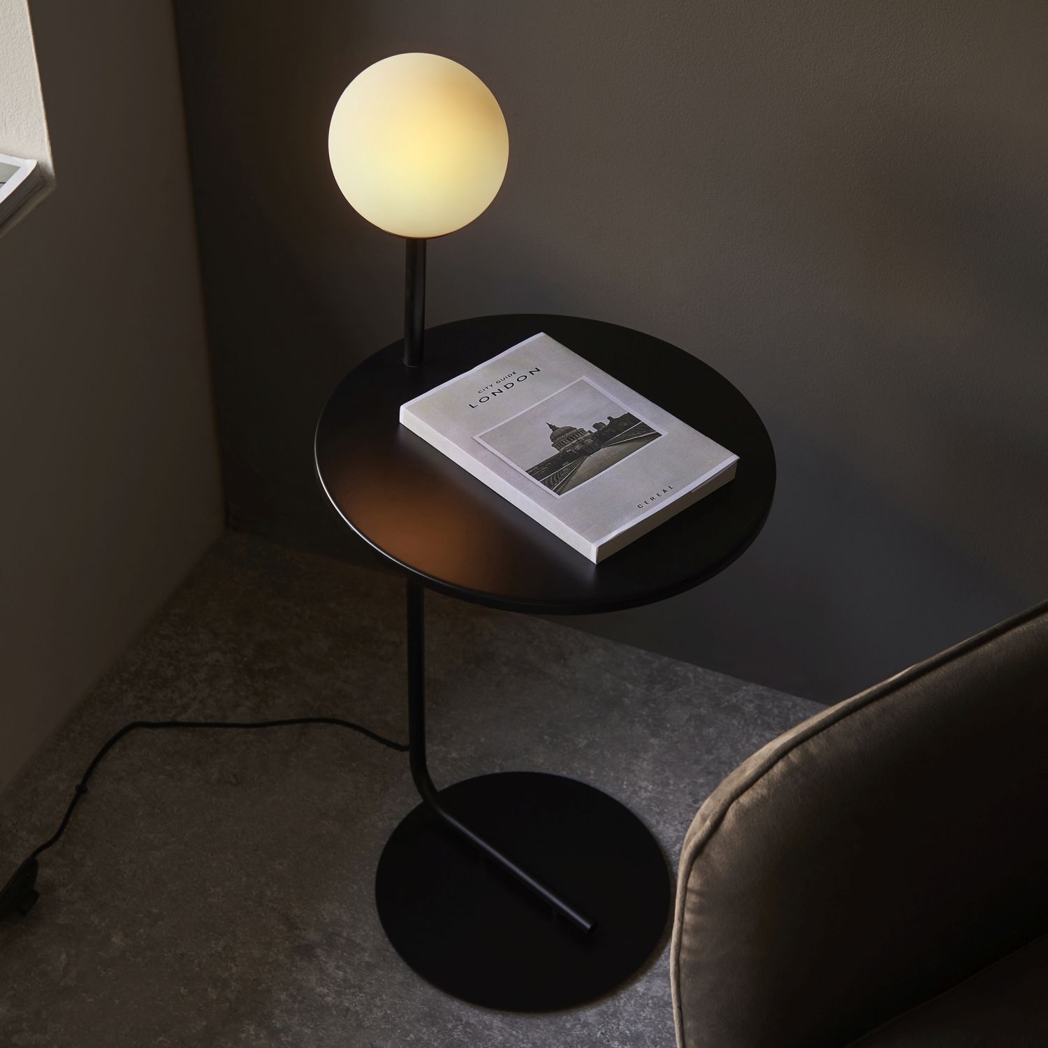 Bodenlampe mit Ablage Metall Glas 81 cm Schwarz Weiß G9