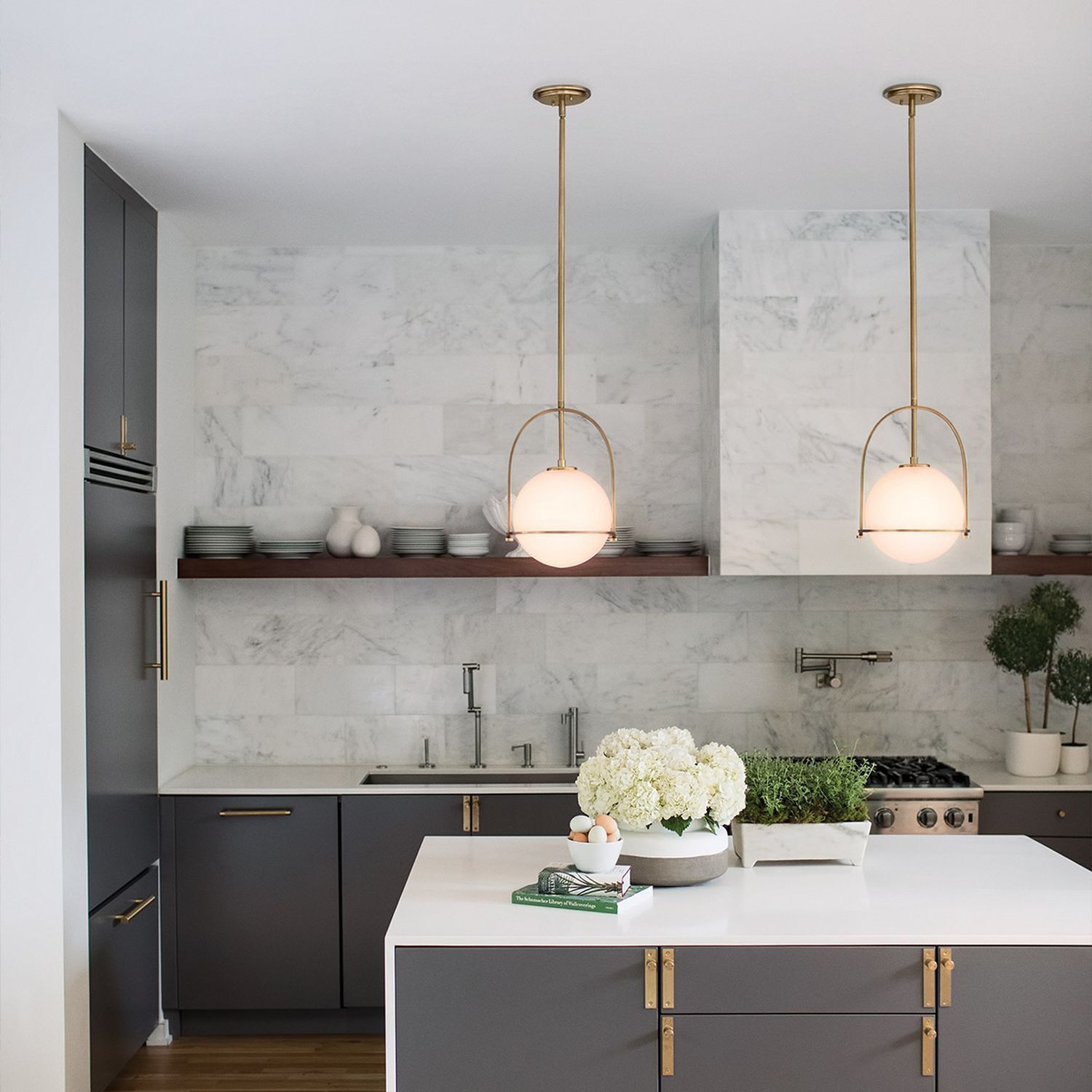 Küche, Insel, Pendellicht, Marmor-Fliesenspiegel, graue Schränke