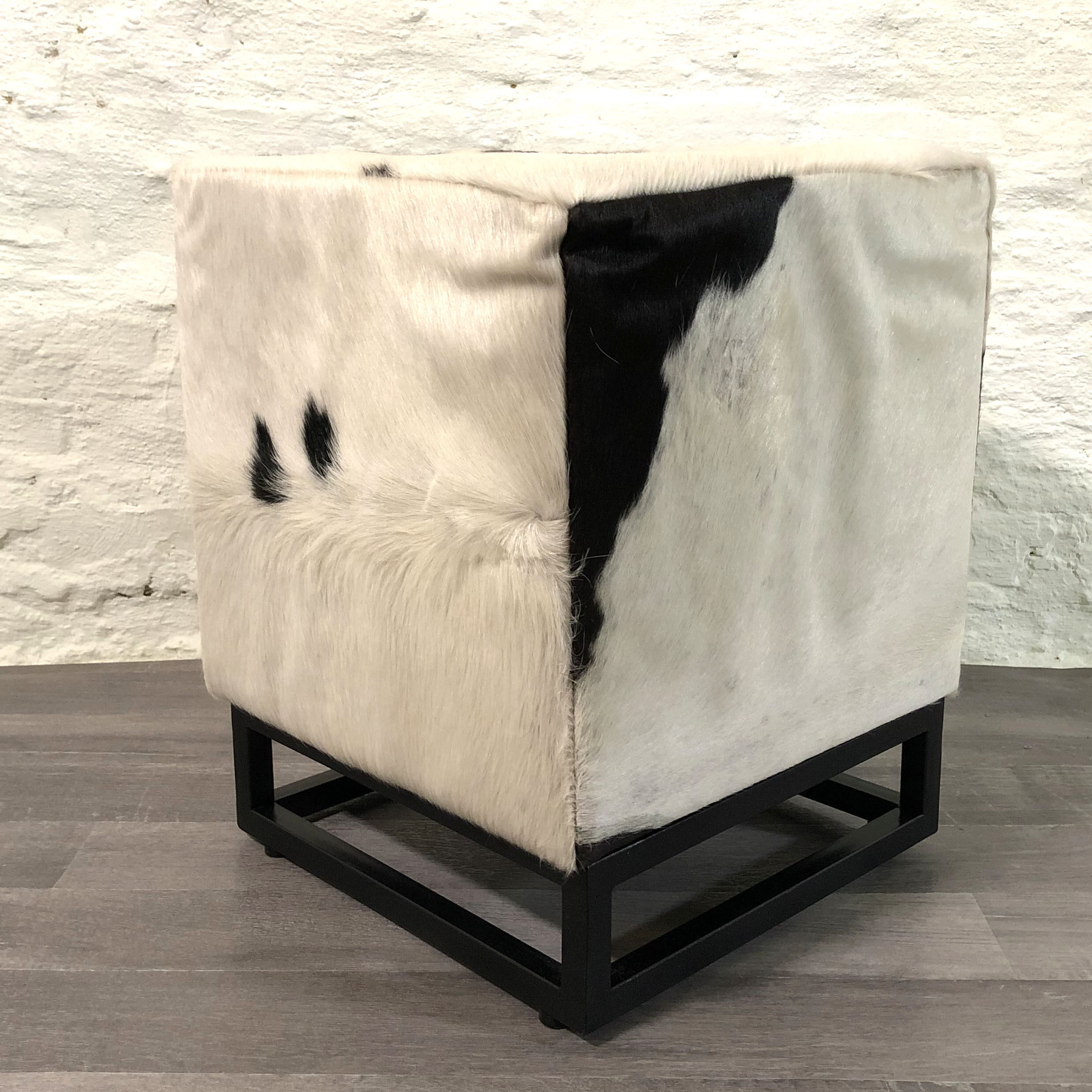 Hocker Kuhfell Metall Handarbeit 44x45 cm in Schwarz Weiß Moebel
