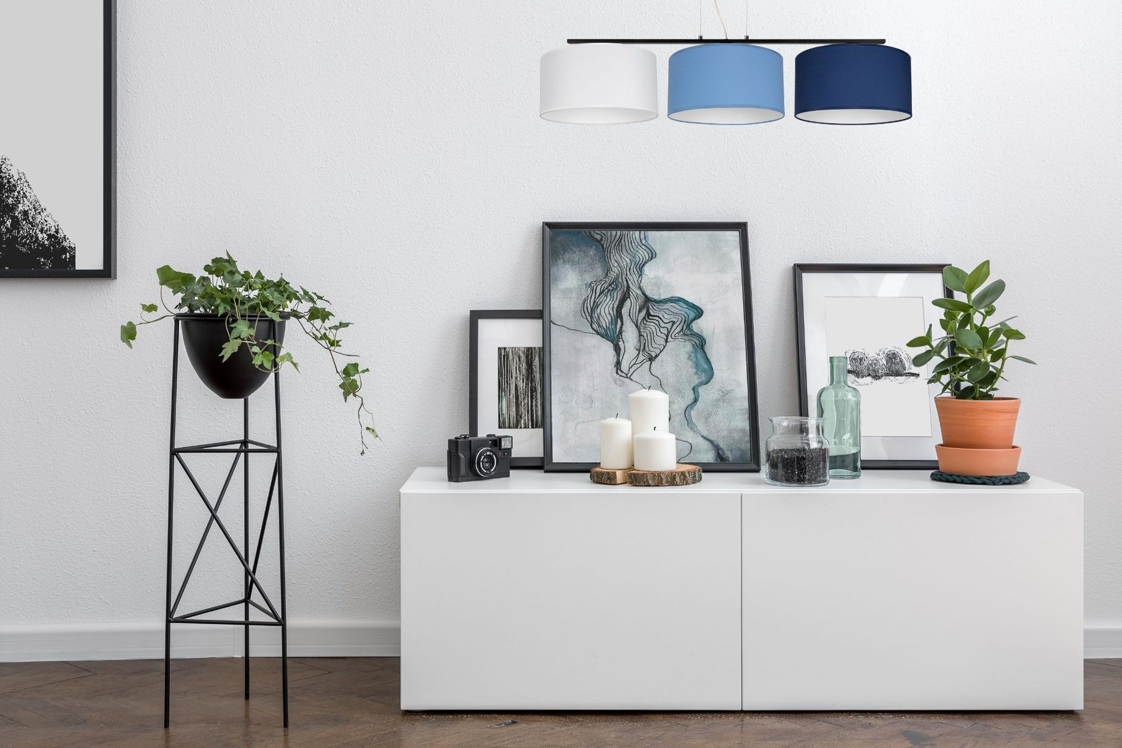 Wohnliche Pendelleuchte Stoff Weiß Blau E27 100 cm lang wohnzimmer-deko, pflanze, rahmen, kerze, deko-objekt