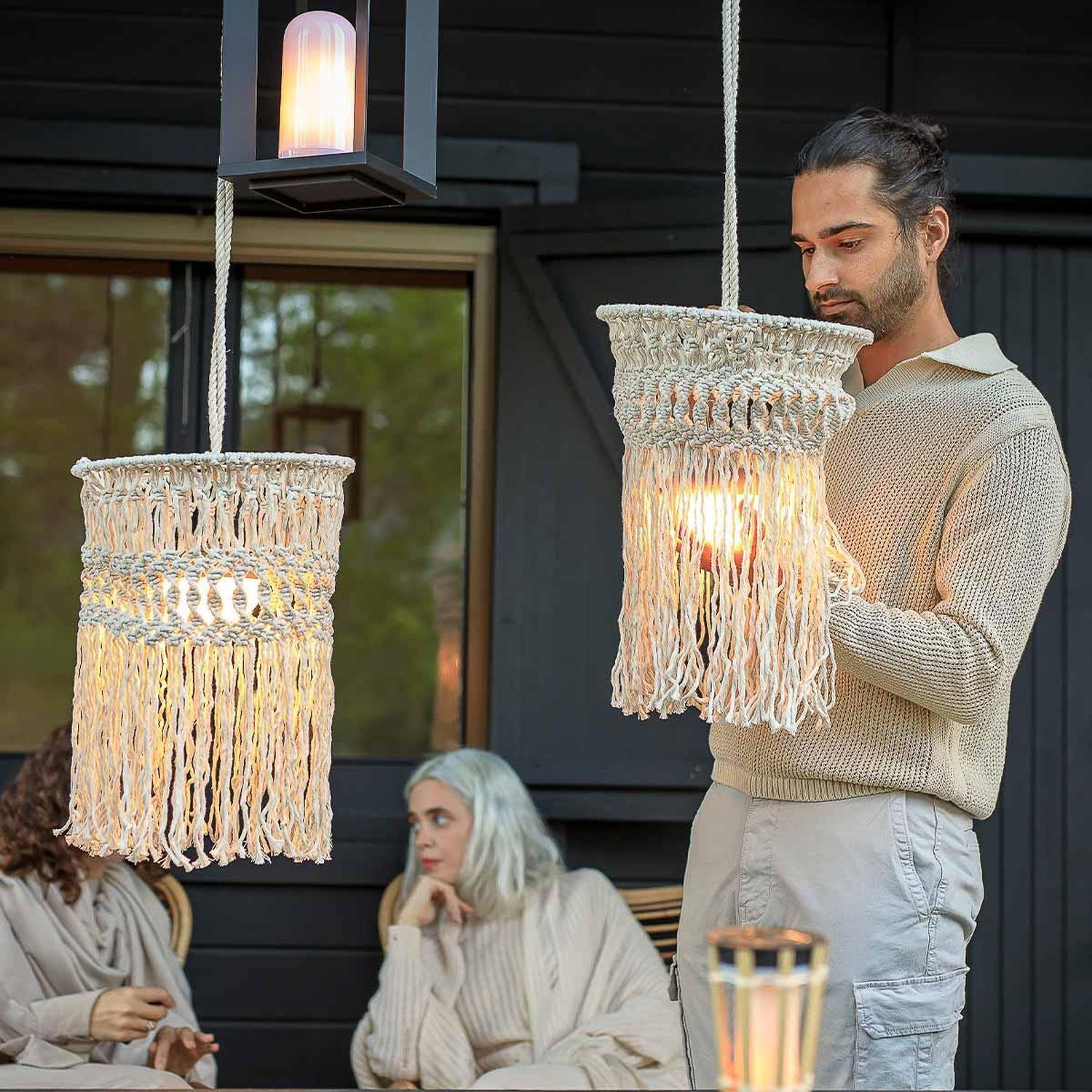 Pendelleuchte außen kabellos LED Akku IP54 Ø 30cm Beige 2700K Lampe, Erwachsener, Weiblich, Person, Frau