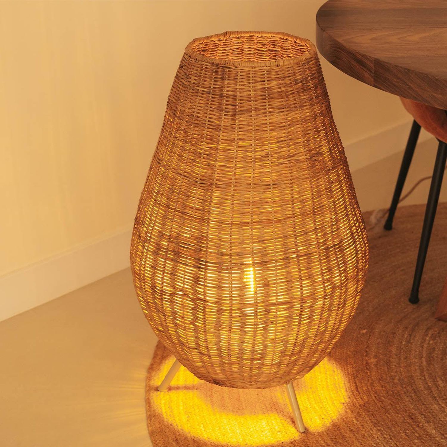 Tischleuchte Rattan 72 cm Dreibein Kabel Stecker E27 Lampe, Mobiliar, Kunst, Kunsthandwerk