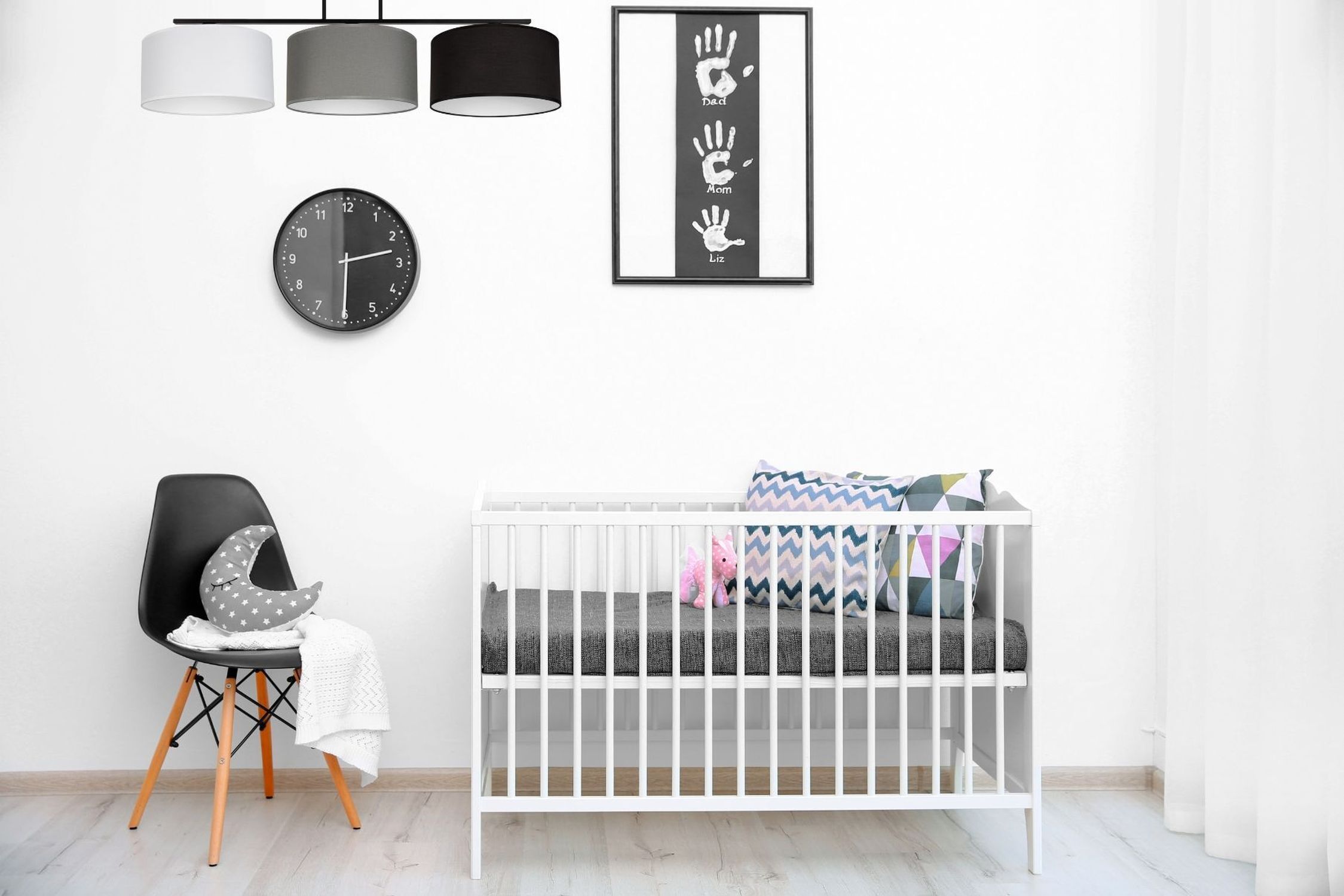 Kinderzimmer, Babybett, Weißes Bett, Kissen, Wanddeko