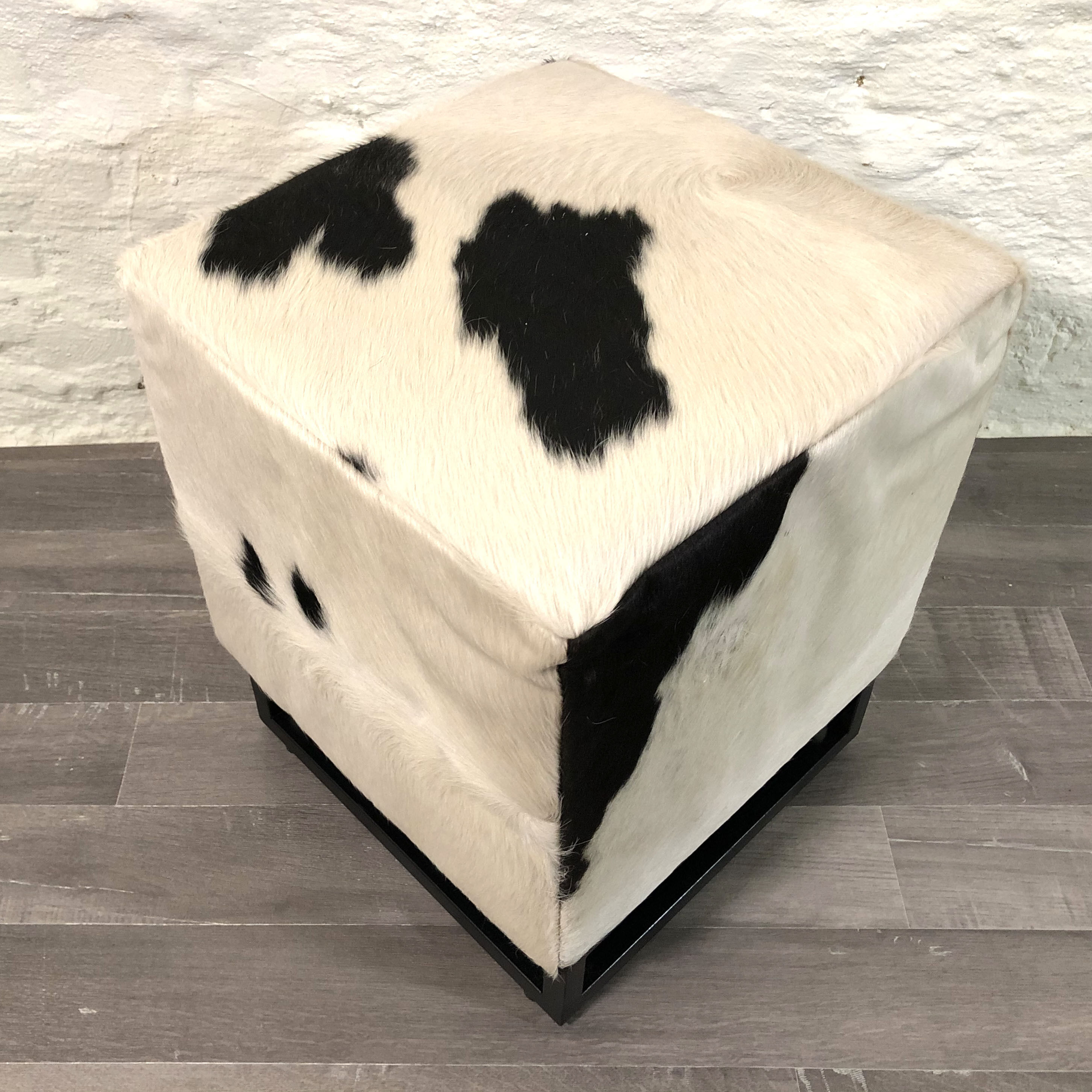 Hocker Kuhfell Metall Handarbeit 44x45 cm in Schwarz Weiß Moebel, Osmanisch