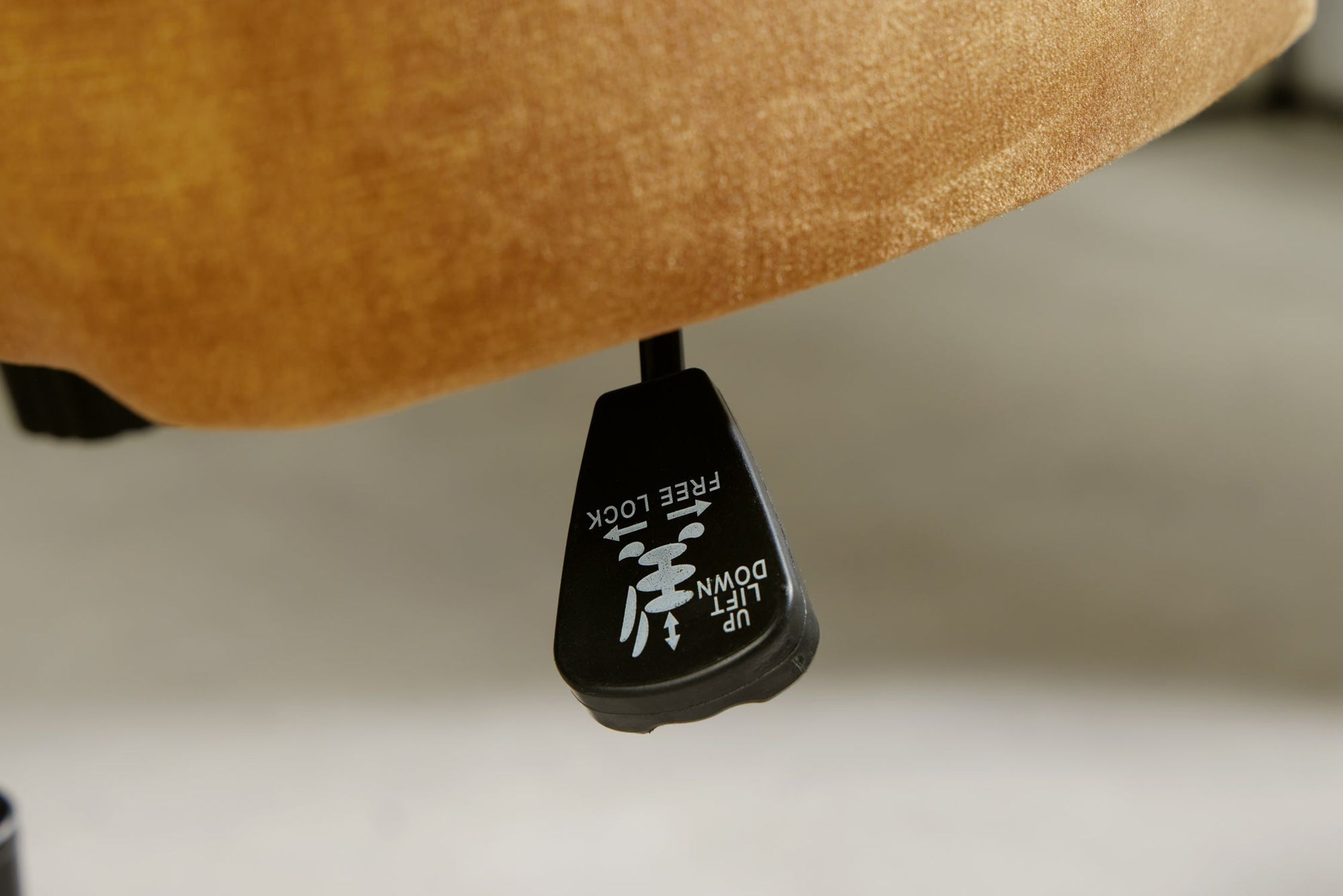 Schreibtischstuhl Gelb Schwarz Samt Metall höhenverstellbar