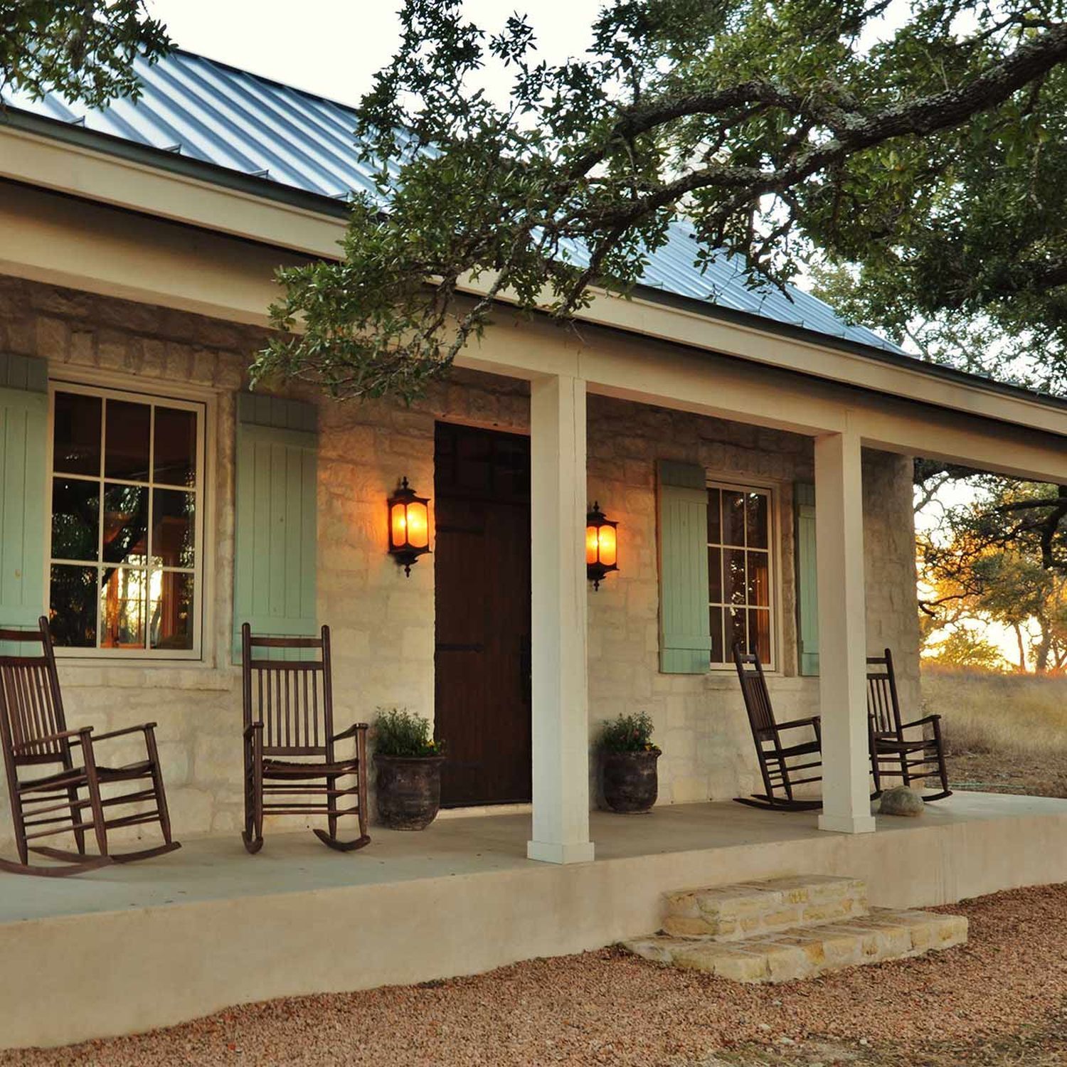 Veranda, Schaukelstühle, Steinhaus, Lampen, Vorderer Veranda