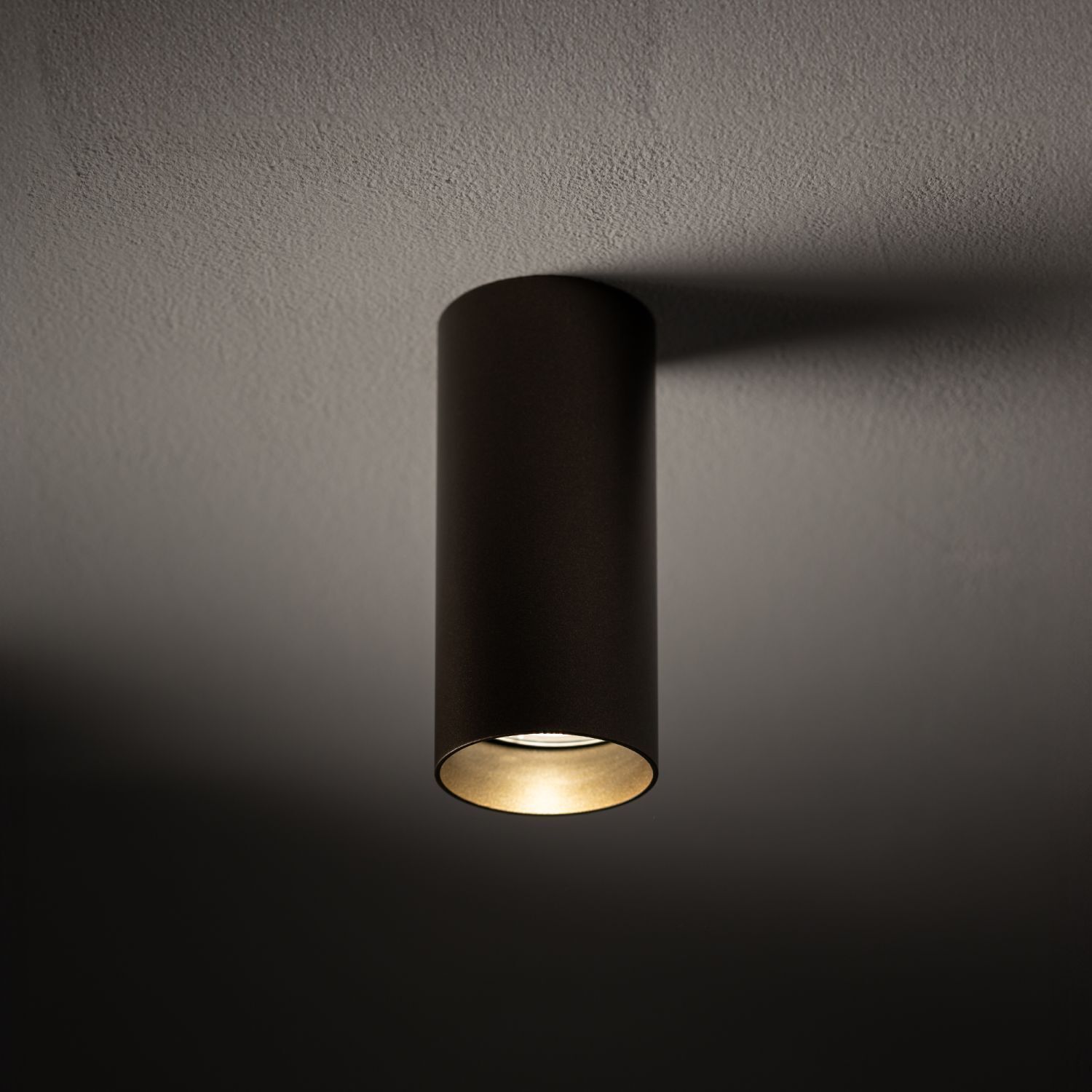 Wohnlicher Aufbauspot Stahl in Schokolade GU10 Ø5,5 cm