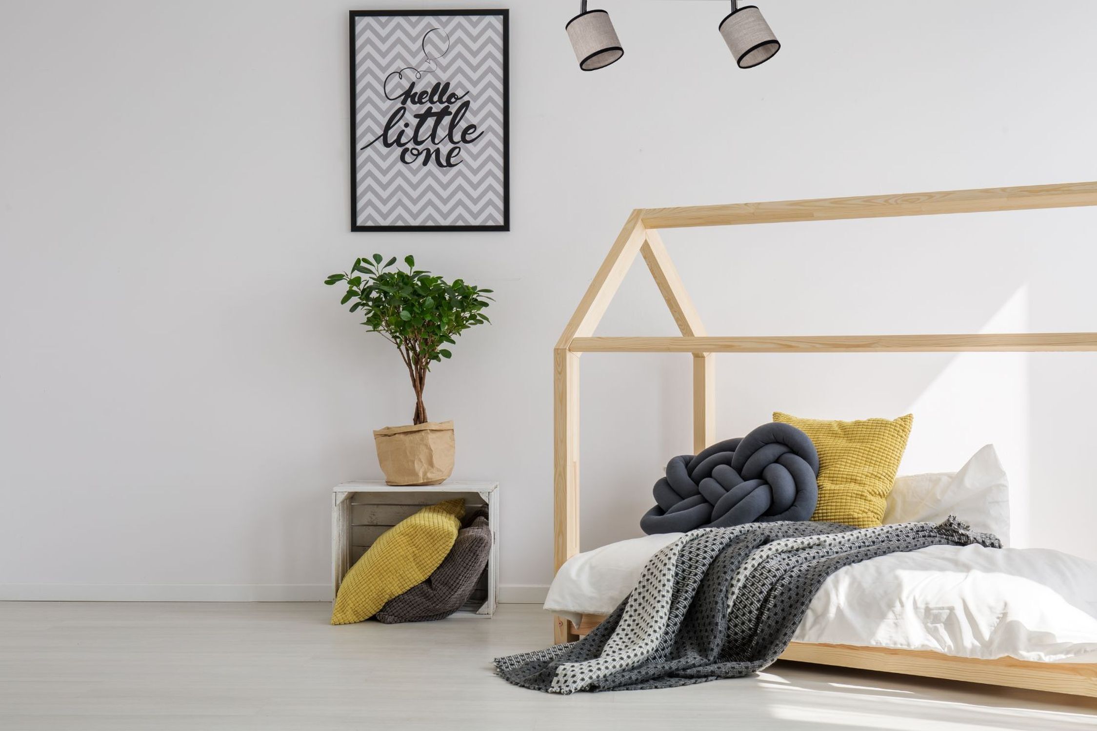 Beweglicher Deckenspot Stoff Schwarz Beige E14 L:55 cm Holzbett, Kinderzimmer, Kopfteil aus Holz, Dekokissen, Graues Decken-/Wurfkissen
