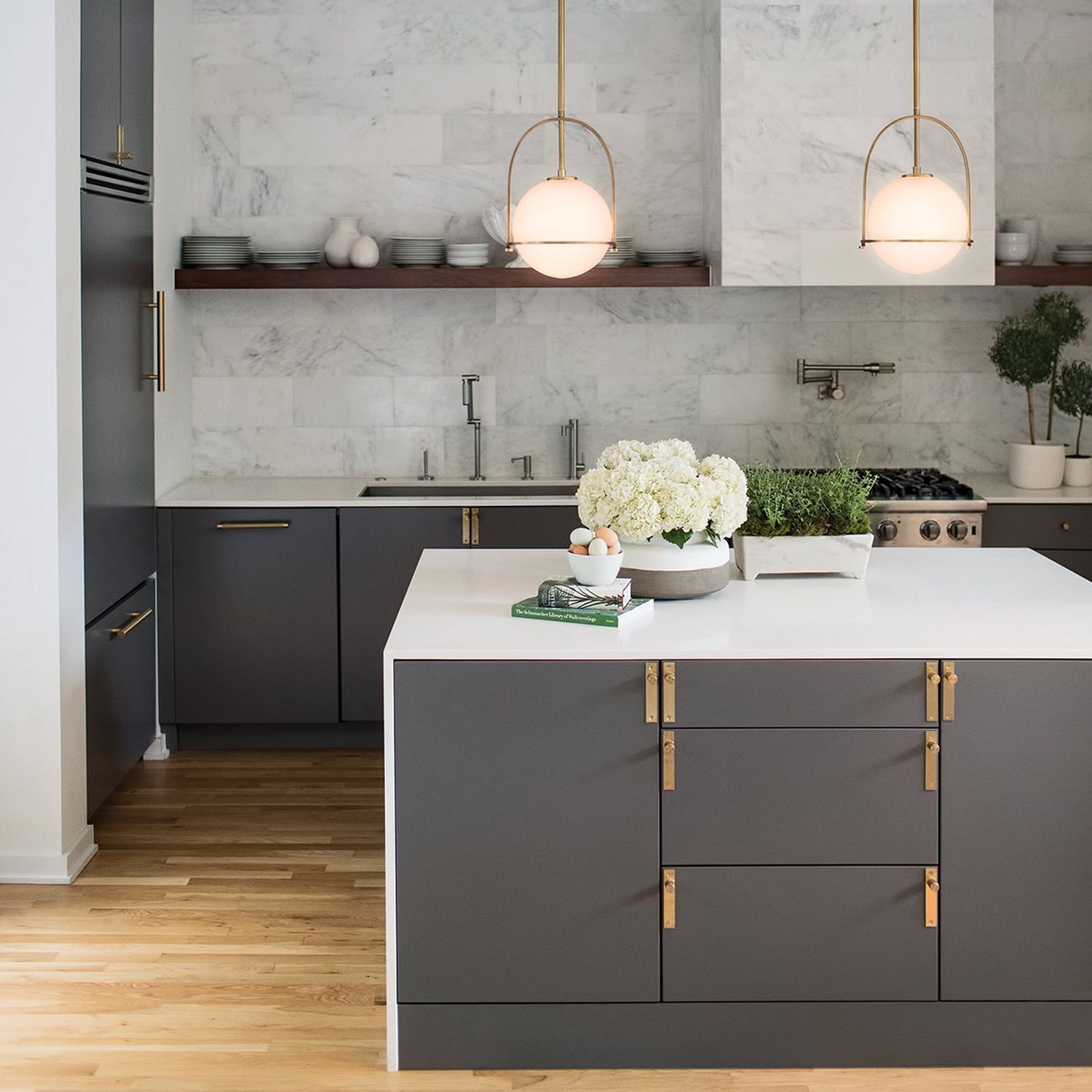 Küche, Insel, graue Schränke, Marmorrückwand, Hängeleuchten