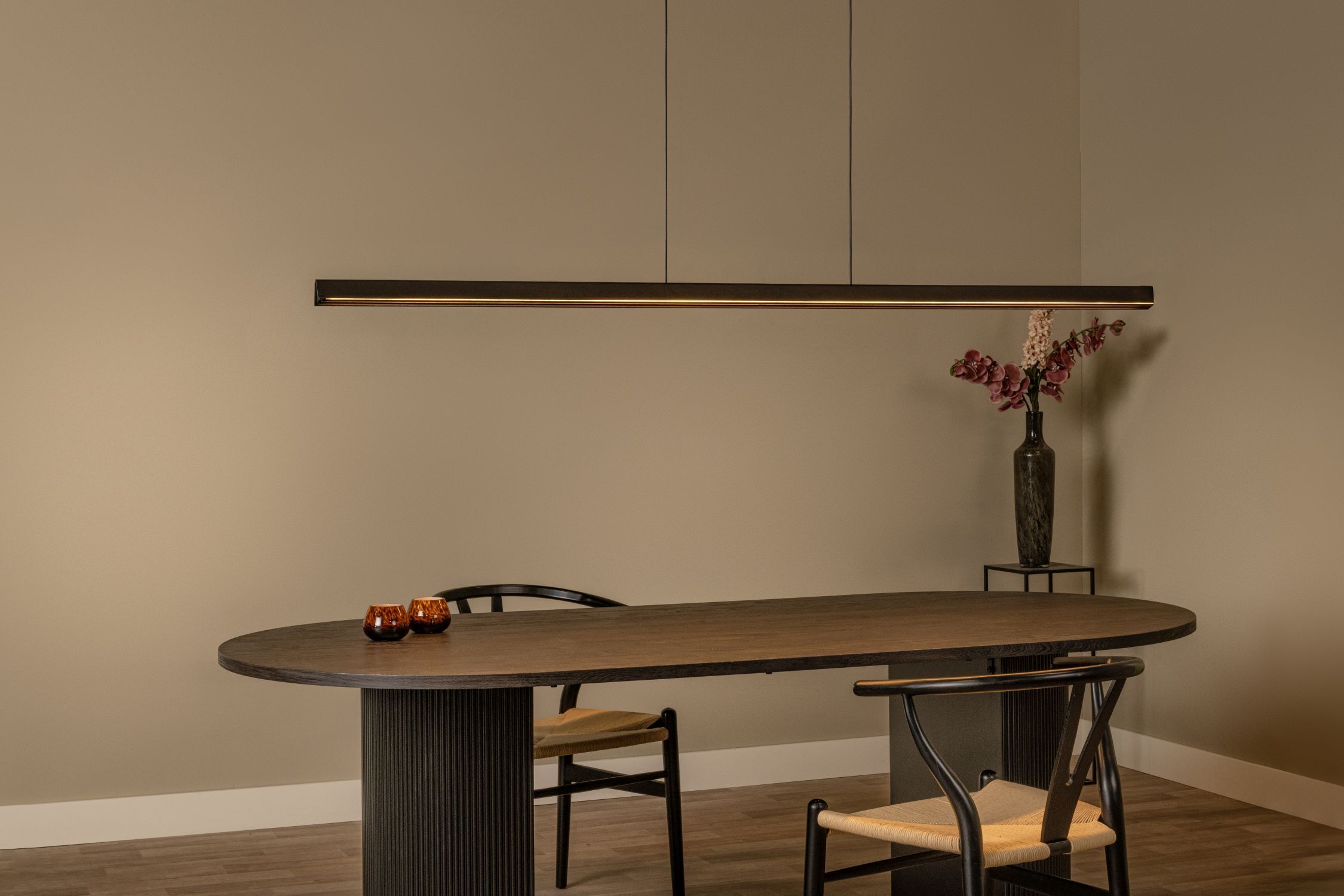 Esstisch, Holztisch, Runder Tisch, Dekoratives Möbel, Deko-Vase