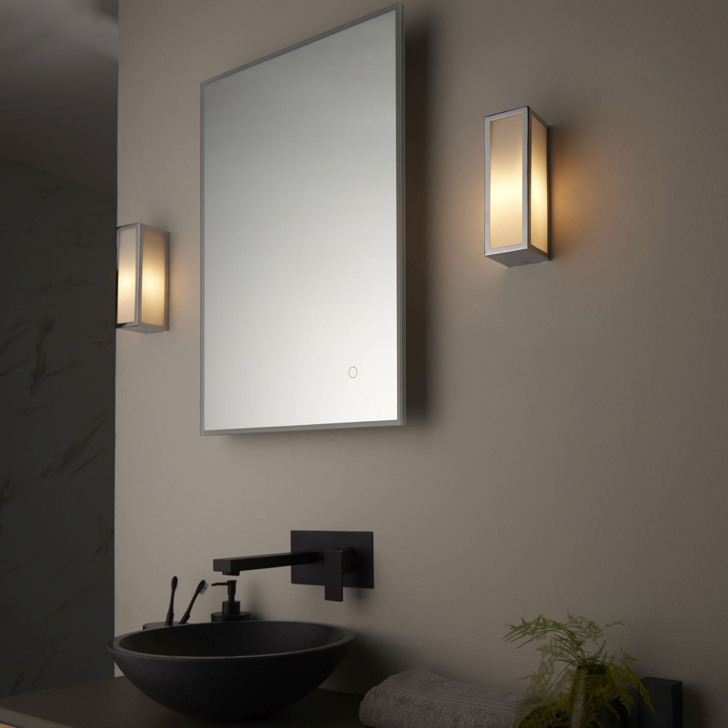 Badezimmerlampe Wand IP44 Glas Metall H: 21,5 cm Chrom Weiß G9